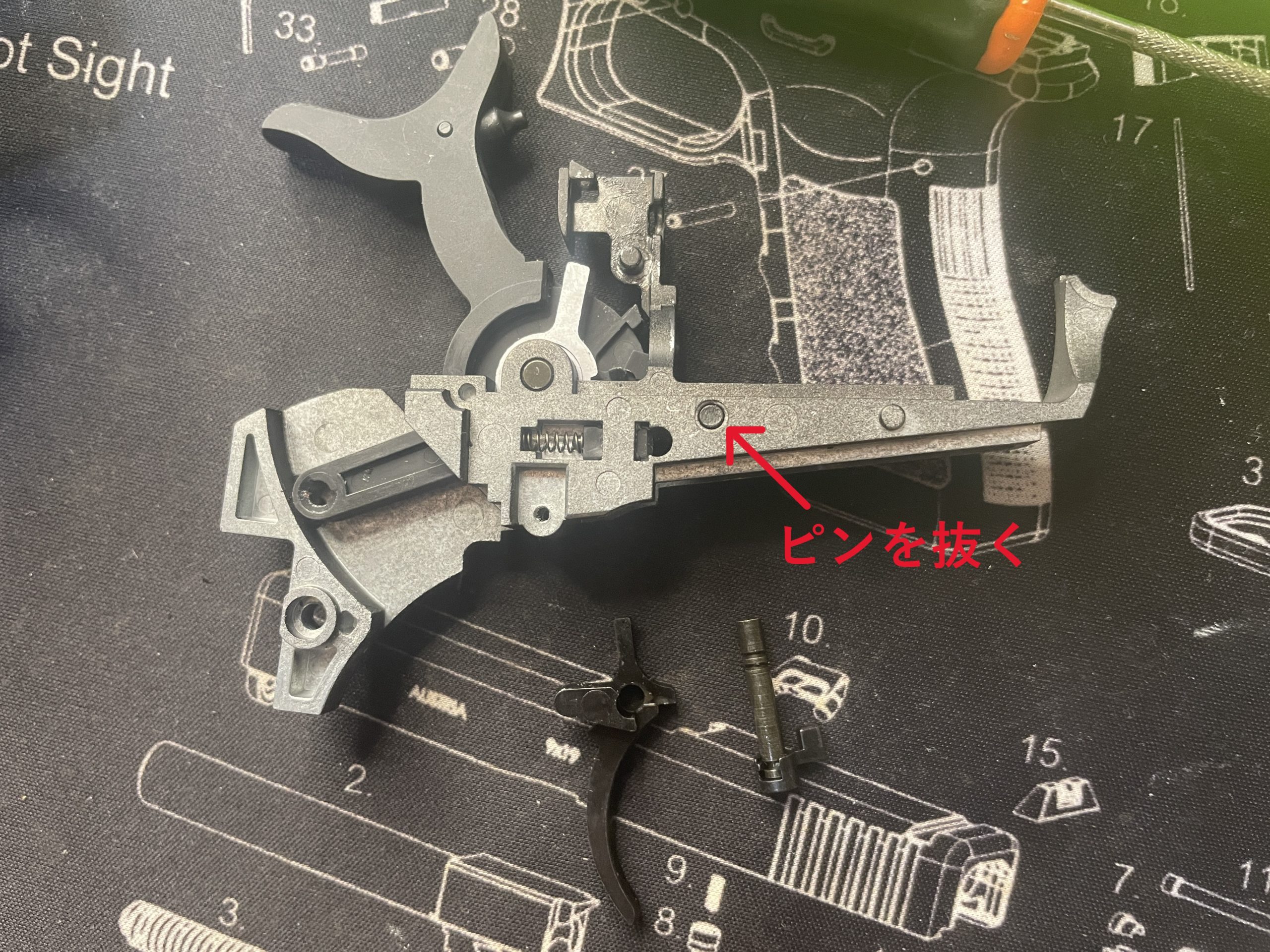 東京マルイ　SAA.45 アーティラリー　シリンダロック用凸のピンを抜く