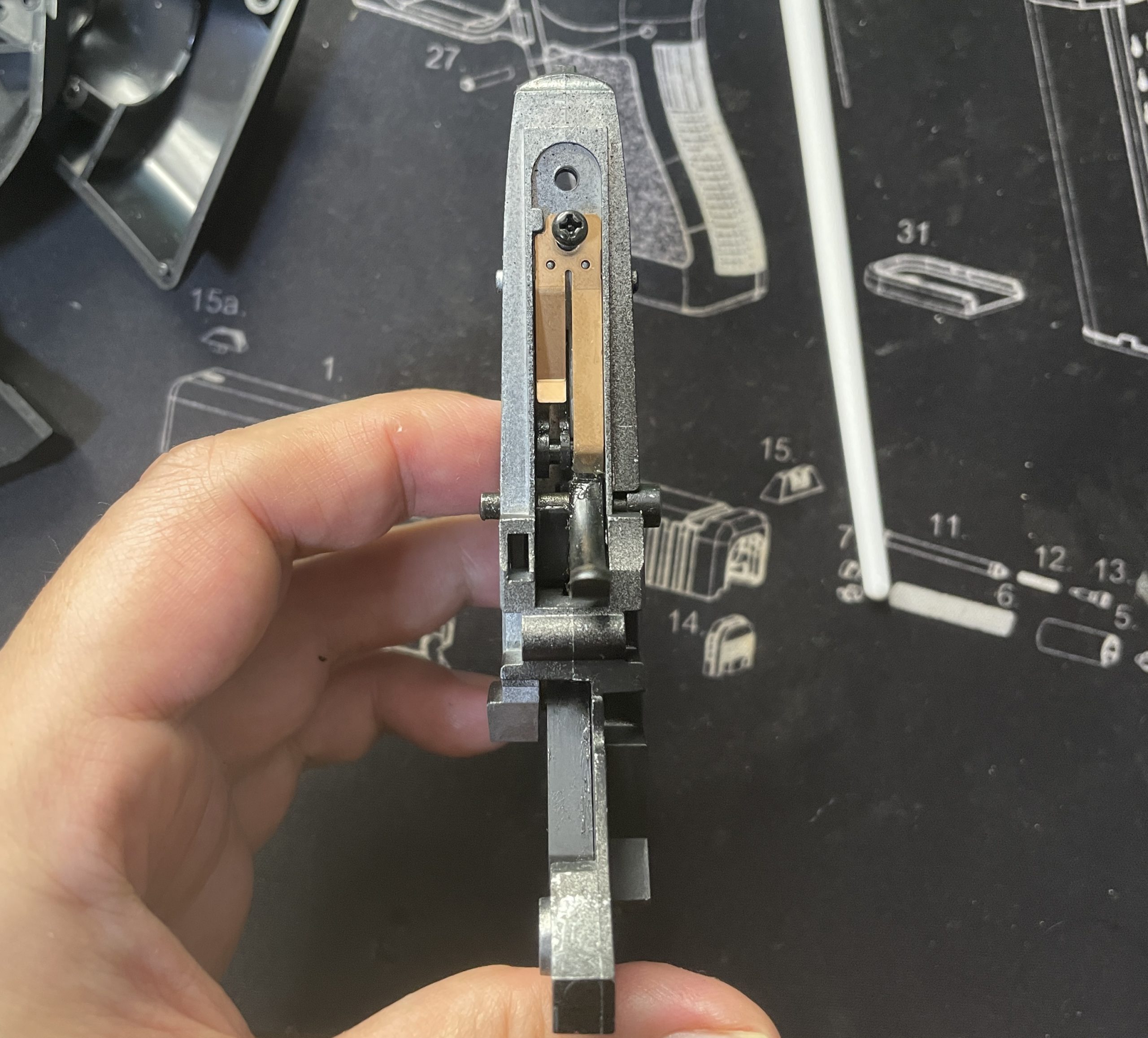 東京マルイ　SAA.45　板バネ組み立て