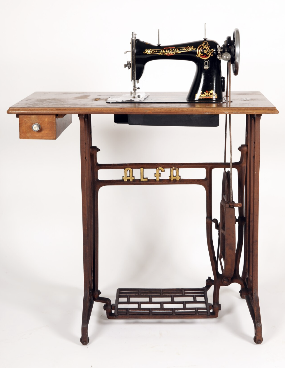 スペイン　アルファ社　もともとミシンメーカー　出典:San Telmo Museoa 、CC BY-SA 4.0