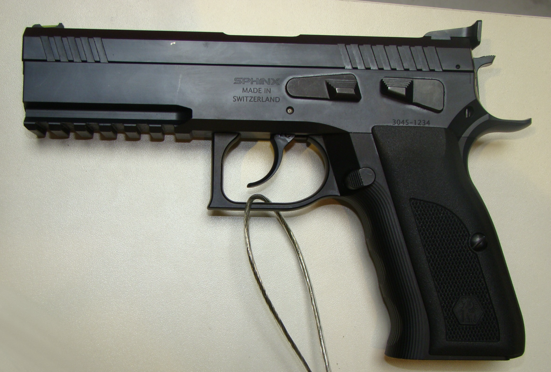 スフィンクス S3000 フレームアッパーがステンレス、ロアがチタン　出典:Michał Derela、CC BY-SA 4.0