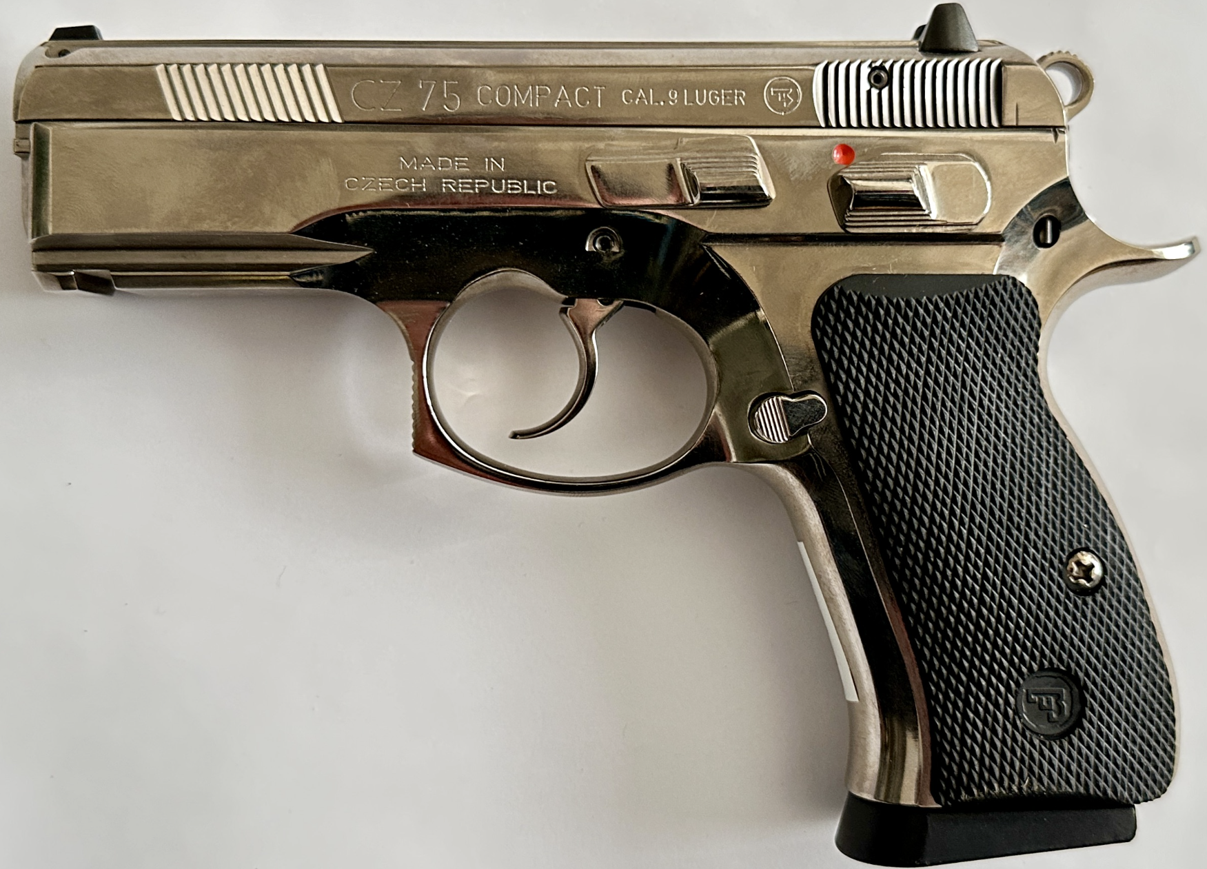 CZ75 コンパクト　出典:Land68、CC BY-SA 4.0