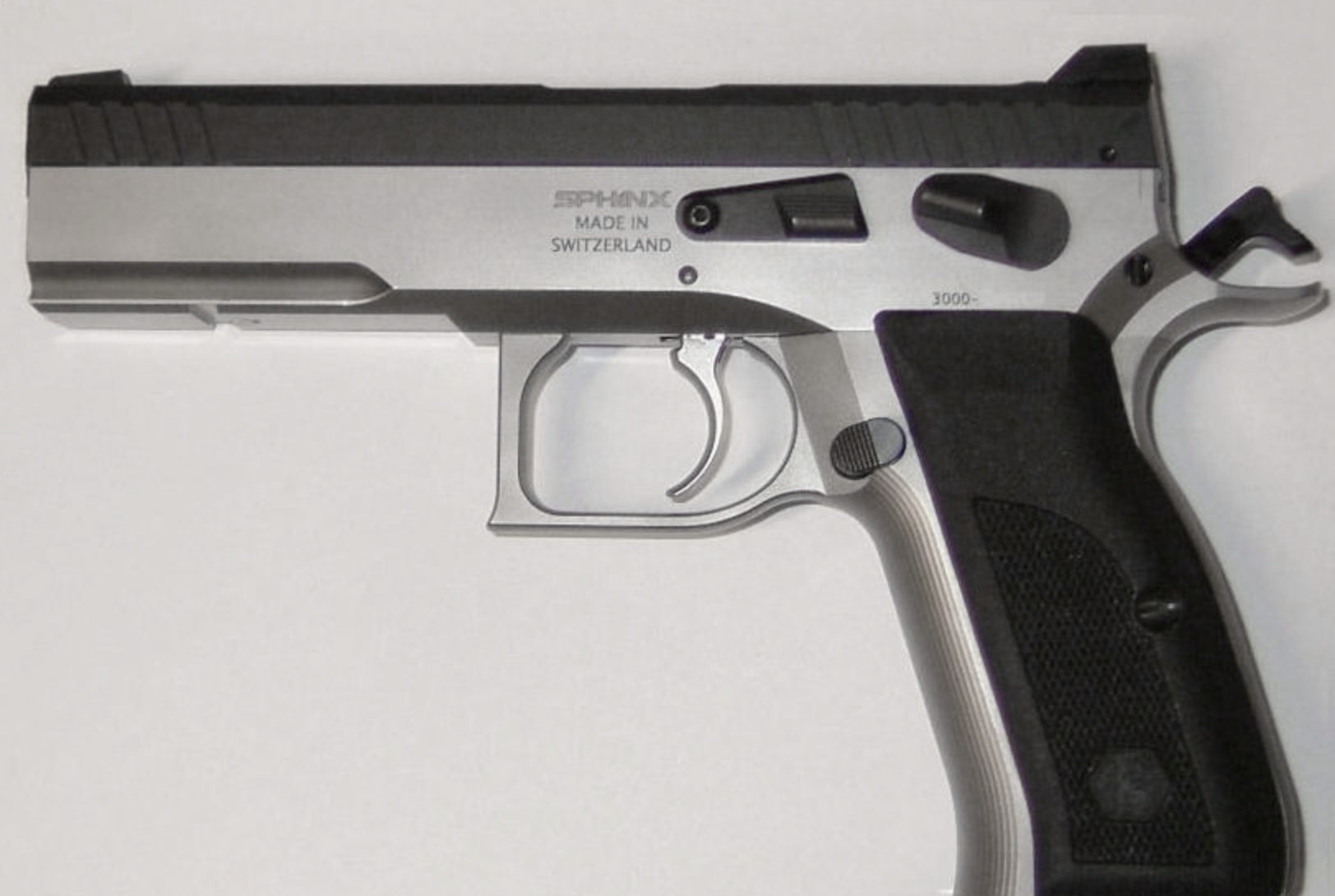 スフィンクス　S3000 フレームアッパーがステンレス、ロアがチタン　出典:Meswiss、CC BY-SA 3.0