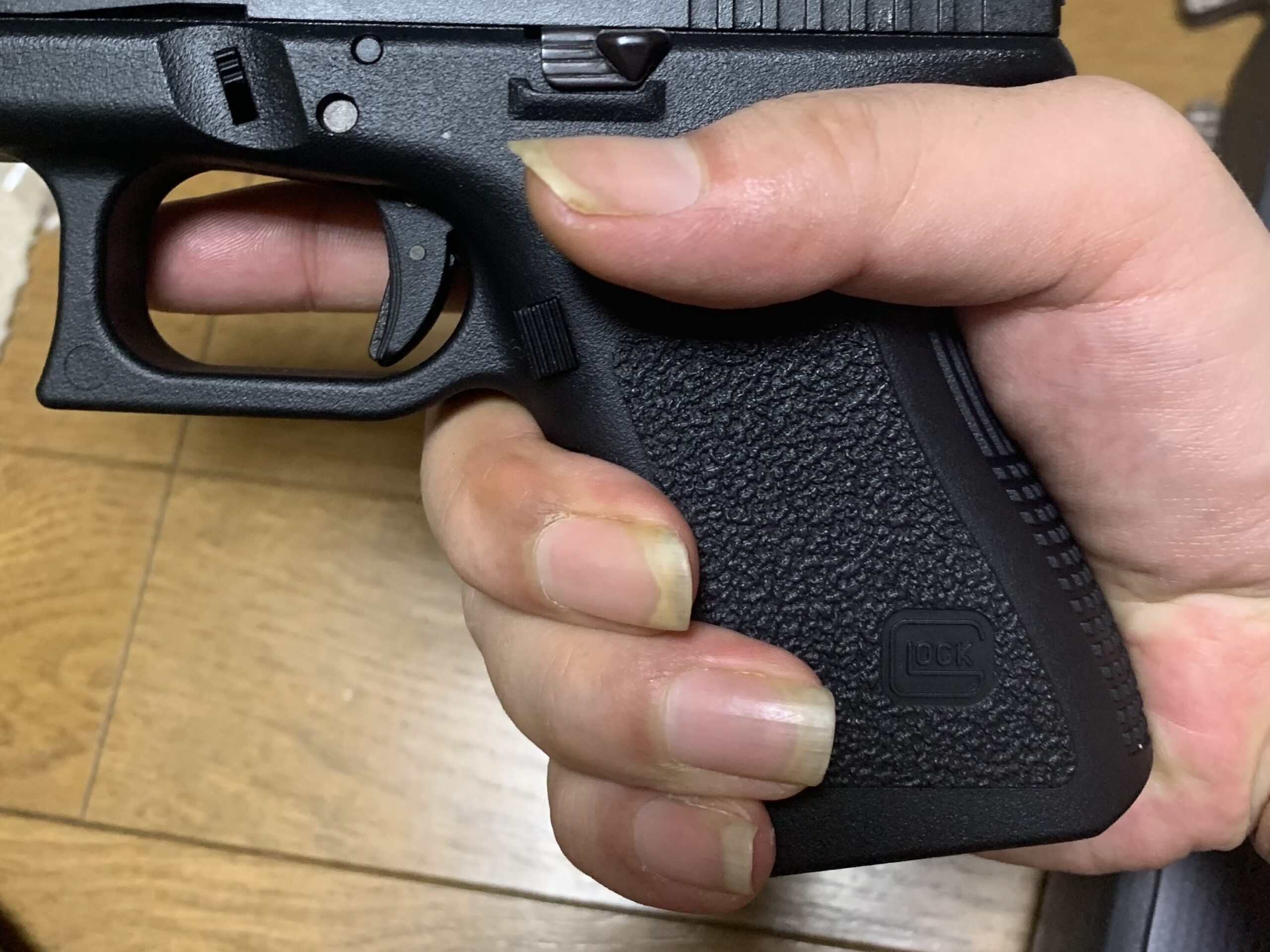 東京マルイ　グロック19 GEN3 グリップを握る