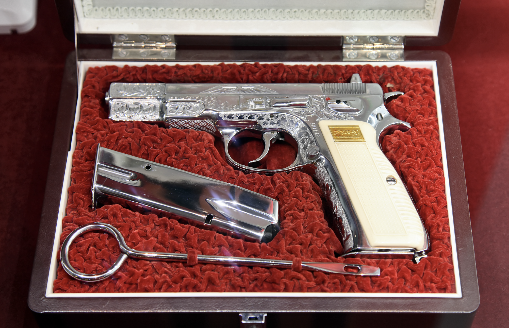 金正日からロシア自治体に寄贈された白頭山拳銃　出典:Vitaly V. Kuzmin、CC BY-SA 4.0