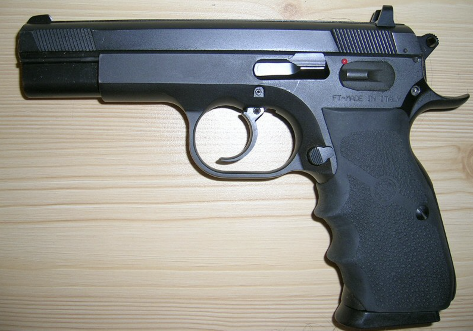 タンフォリオ T95 コンバット/EAA ウィットネス 9 mm (ブルーフィニッシュ) 　出典:ken、CC BY-SA 3.0