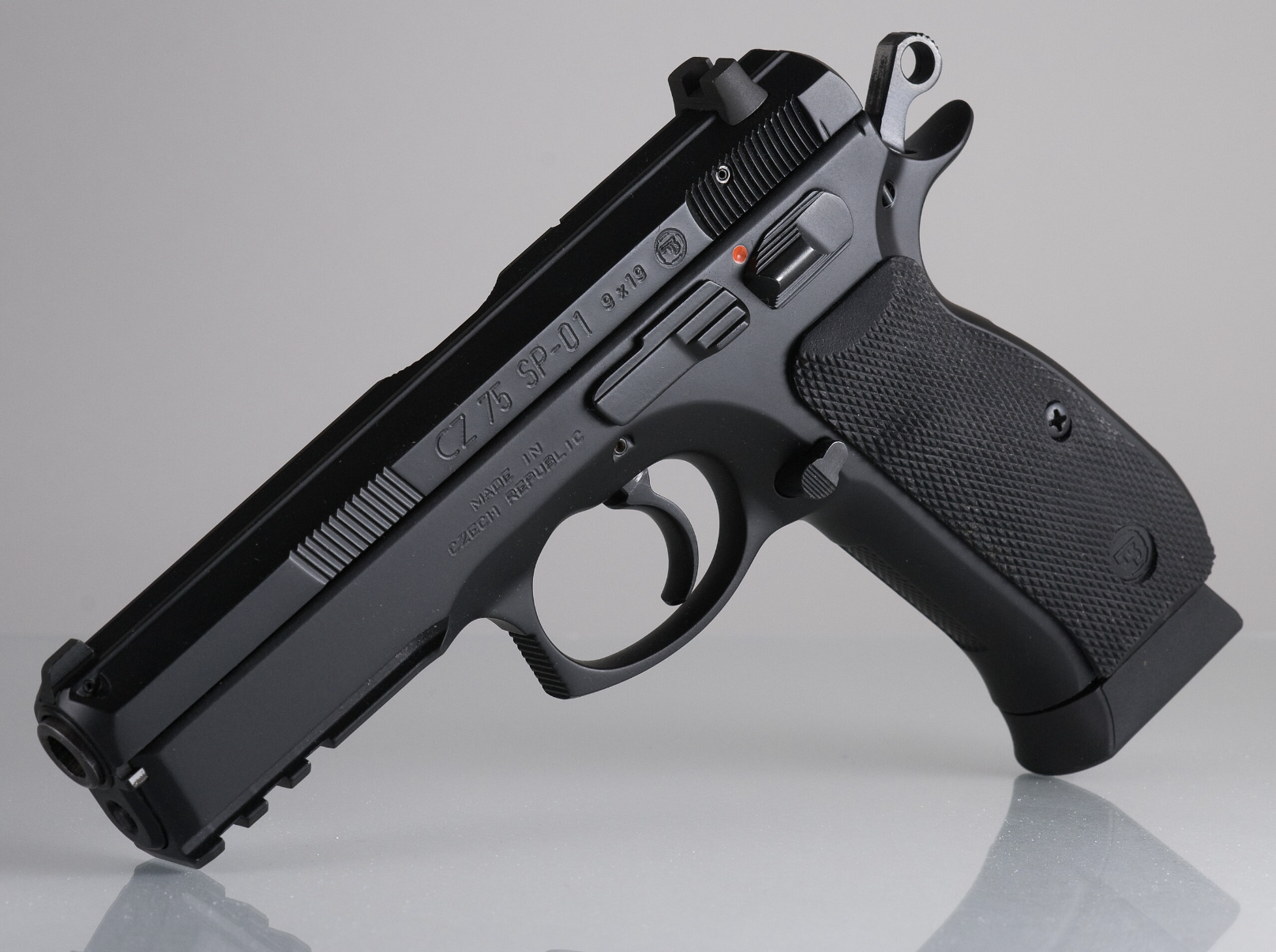 拡張容量マガジン付きCZ-75 SP-01 出典:Twiek、CC BY-SA 3.0