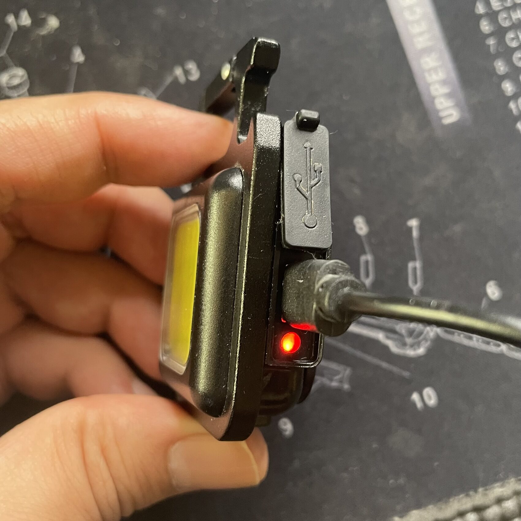 Amazon COB ライト 充電インジゲーター 充電中