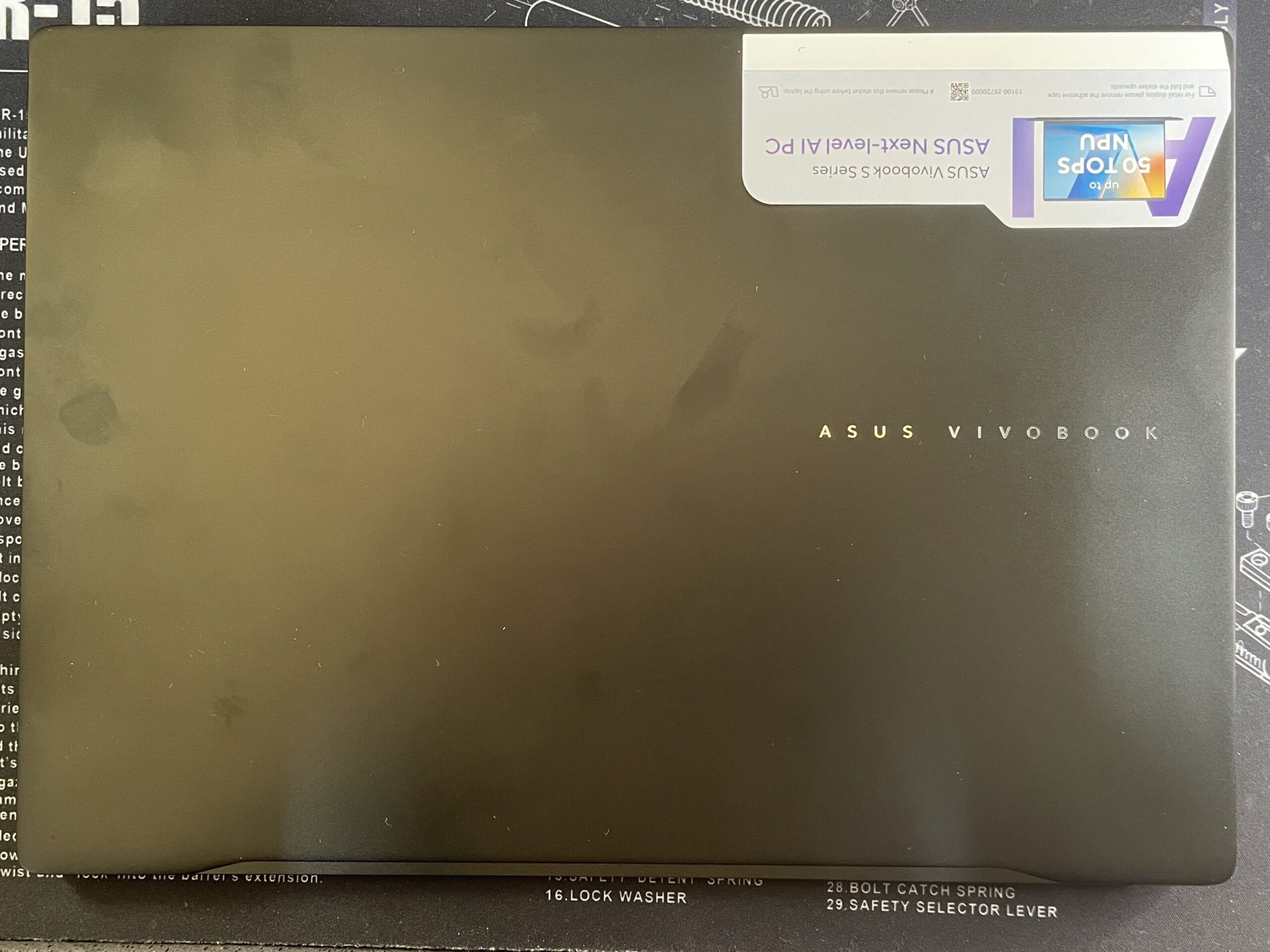 ASUS　VIVOBOOK S14 　本体上面