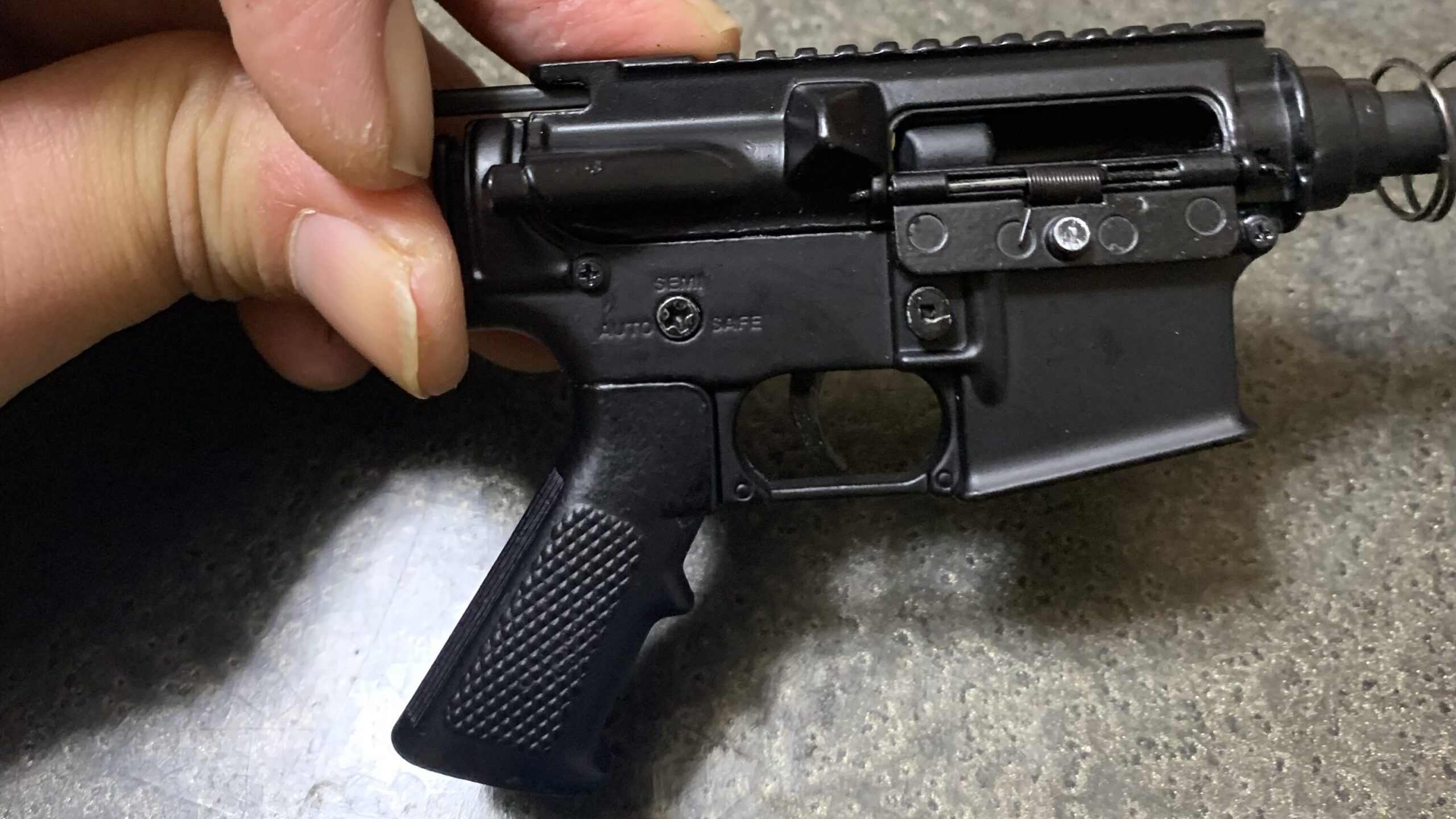 ATI MINI AR-15(M4A1 RIS) 金属スケールモデル イジェクションポートが開く