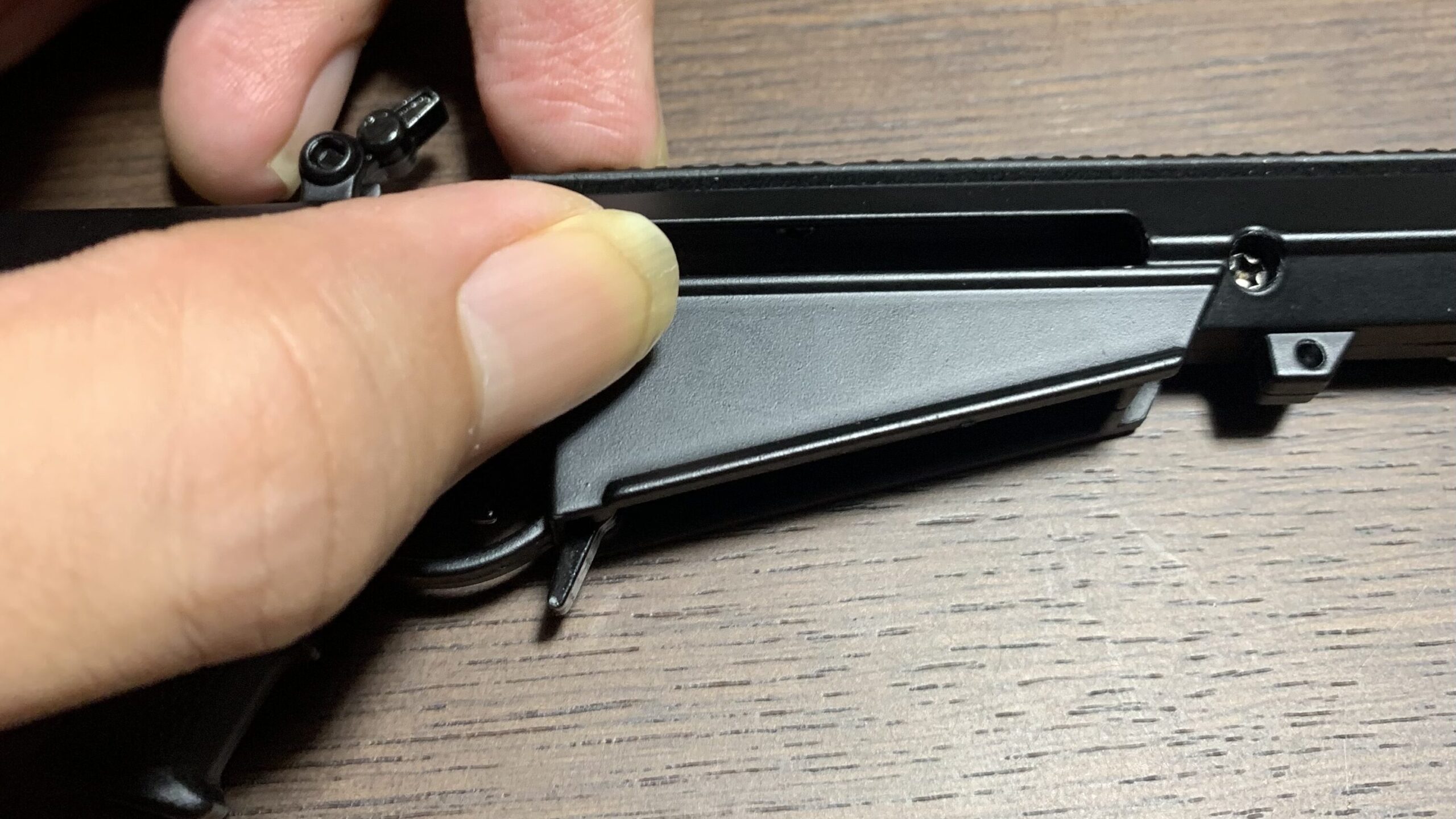 ATI MINI バレットM82A1 チャージングハンドルを引く