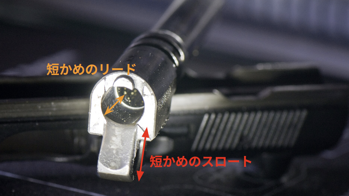 CZ75のチャンバーのスロート　出典:ArtBrom、CC BY-SA 2.0、、文字情報をkazuabaraが追加