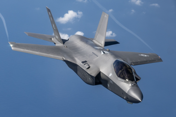 アメリカ4軍の膨大で複雑な要求を統合したF-35、SEのお化け　出典:US空軍、Public Domain