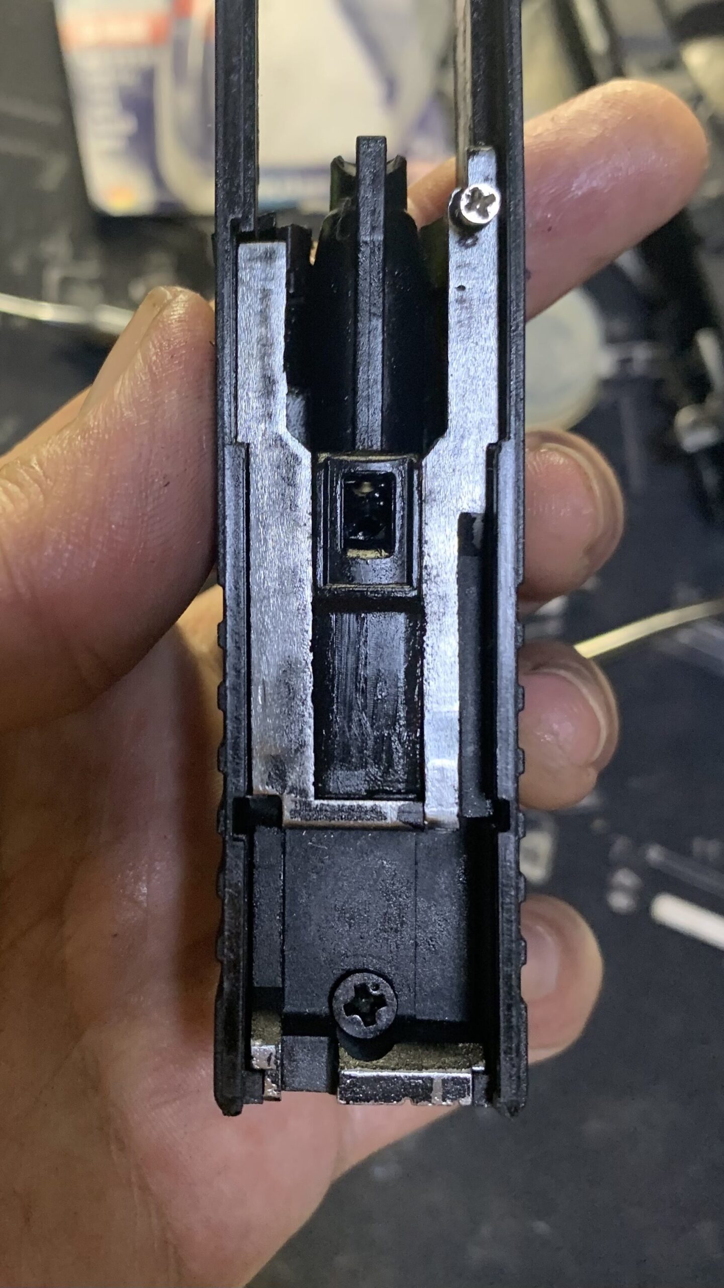 BATON BGー17(グロック17 GEN.5） CO2GBB ブロバックエンジンをスクリューで固定