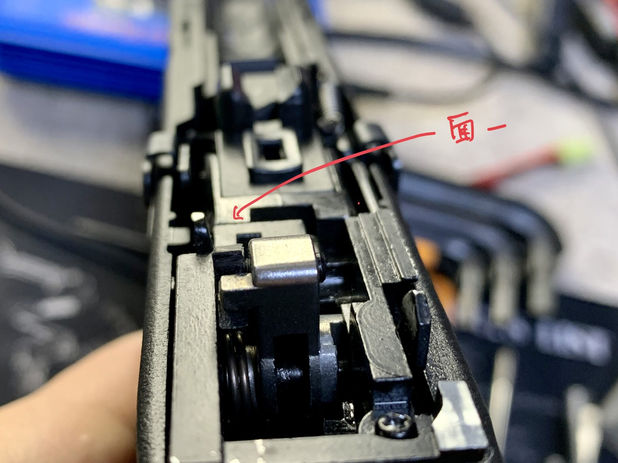 BATON BGー17(グロック17 GEN.5） CO2GBB マガジン装着状態のフレーム内部メカ