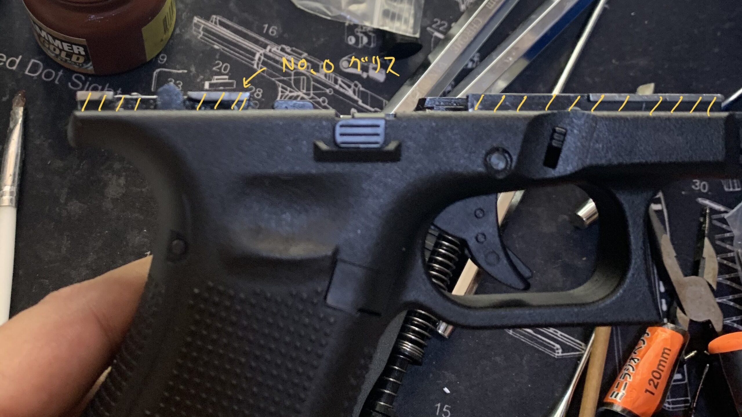 BATON BGー17(グロック17 GEN.5） CO2GBB フレームのレールにグリス塗布