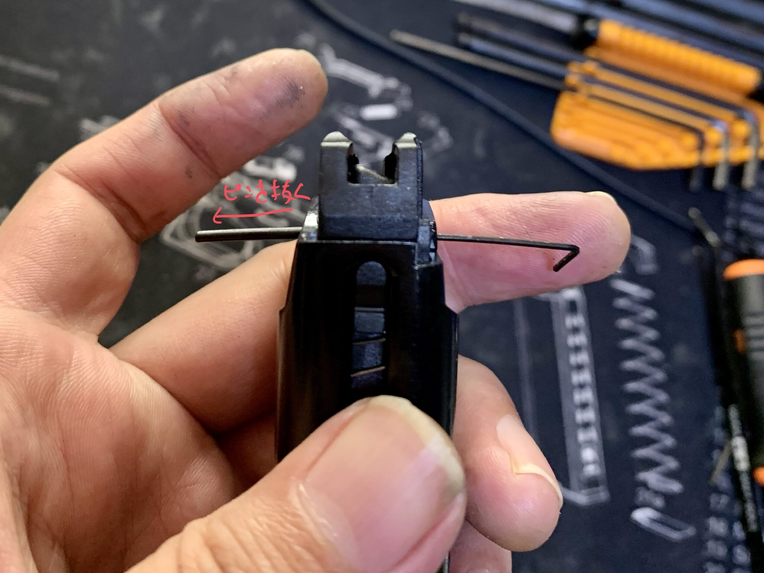 BATON BGー17(グロック17 GEN.5） CO2GBB ガスルートパッキン固定ピンを抜く