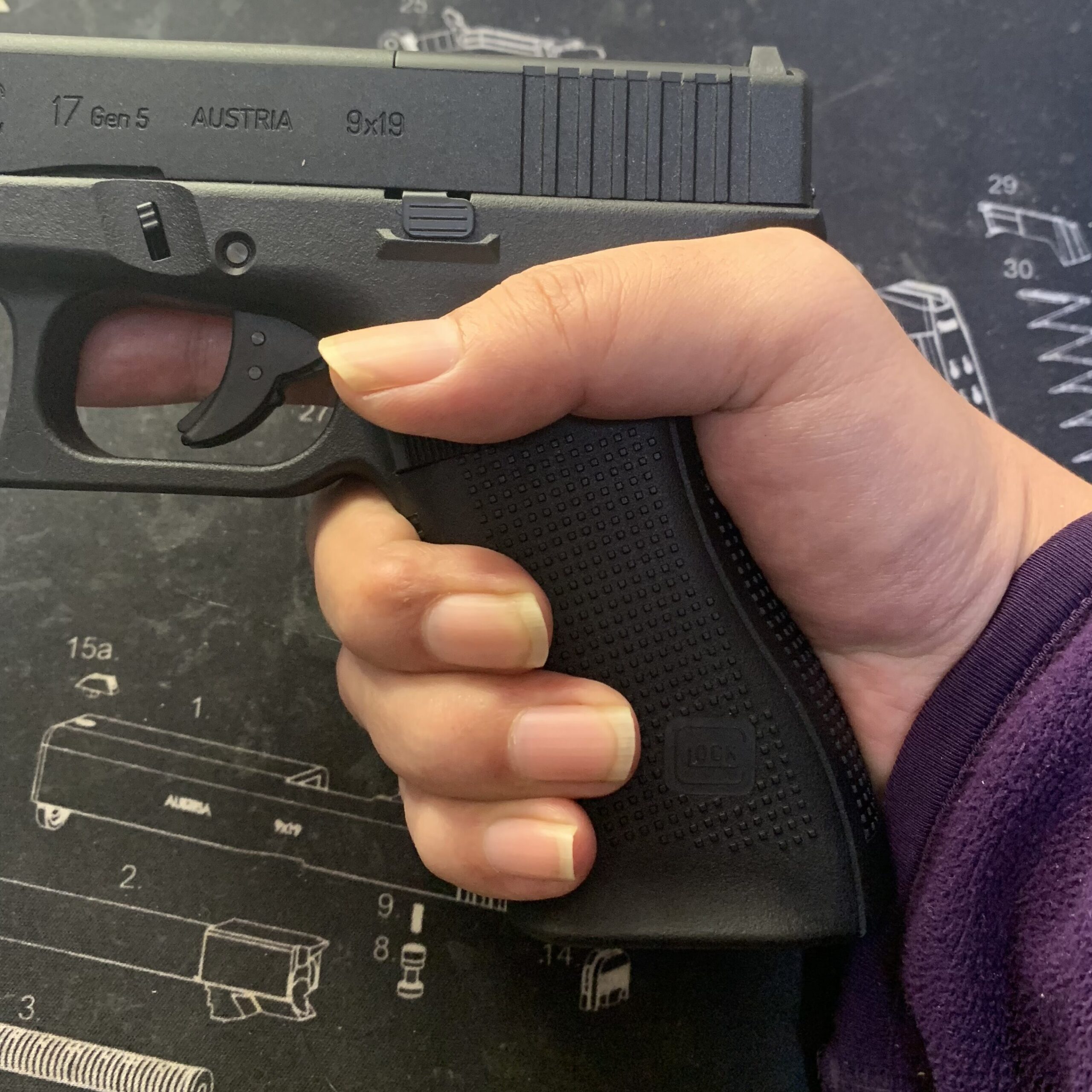 BATON BGー17(グロック17 GEN.5) CO2GBB グリップを握る