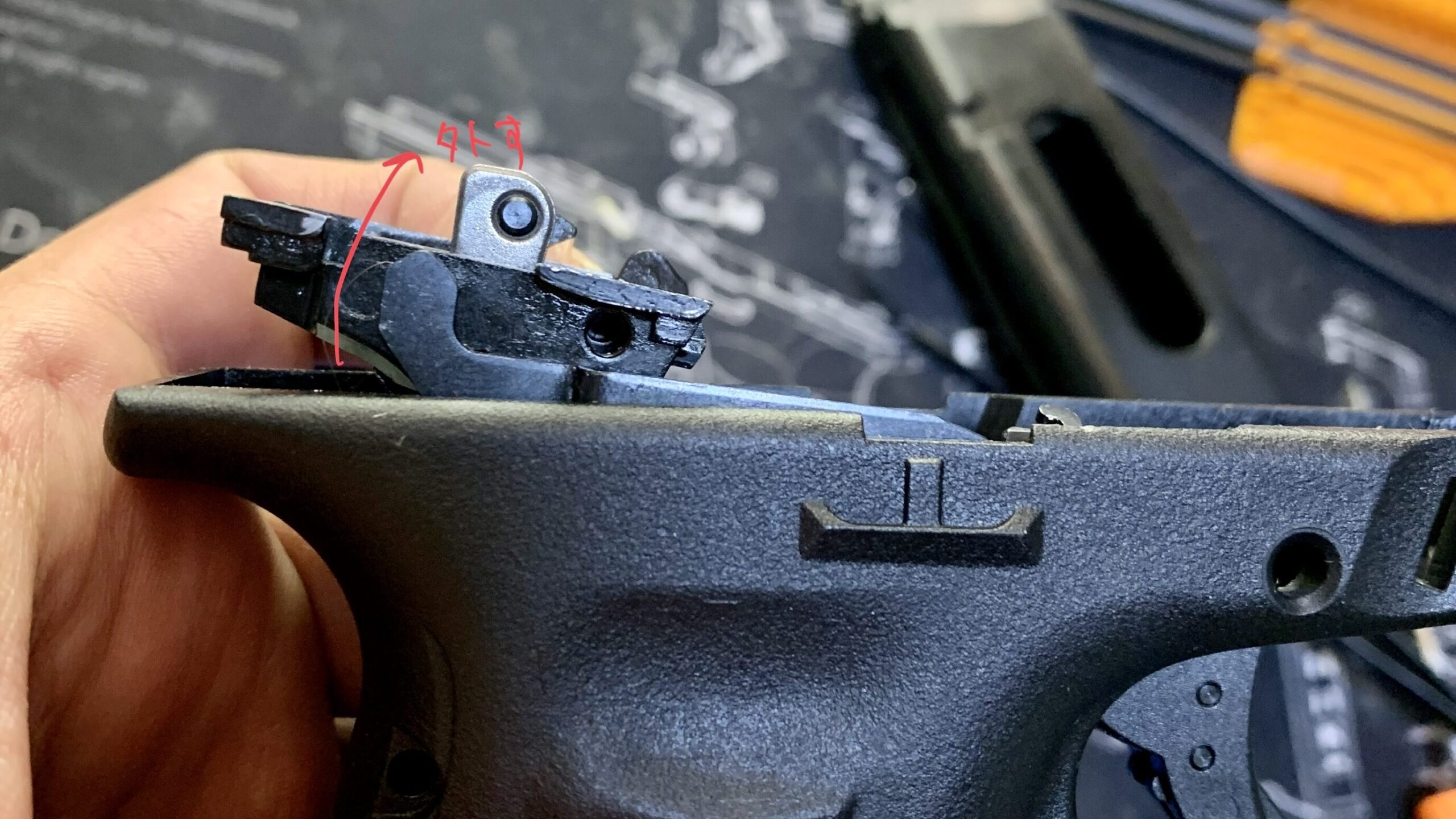 BATON BGー17(グロック17 GEN.5） CO2GBB ハンマーメカユニットの取り出し