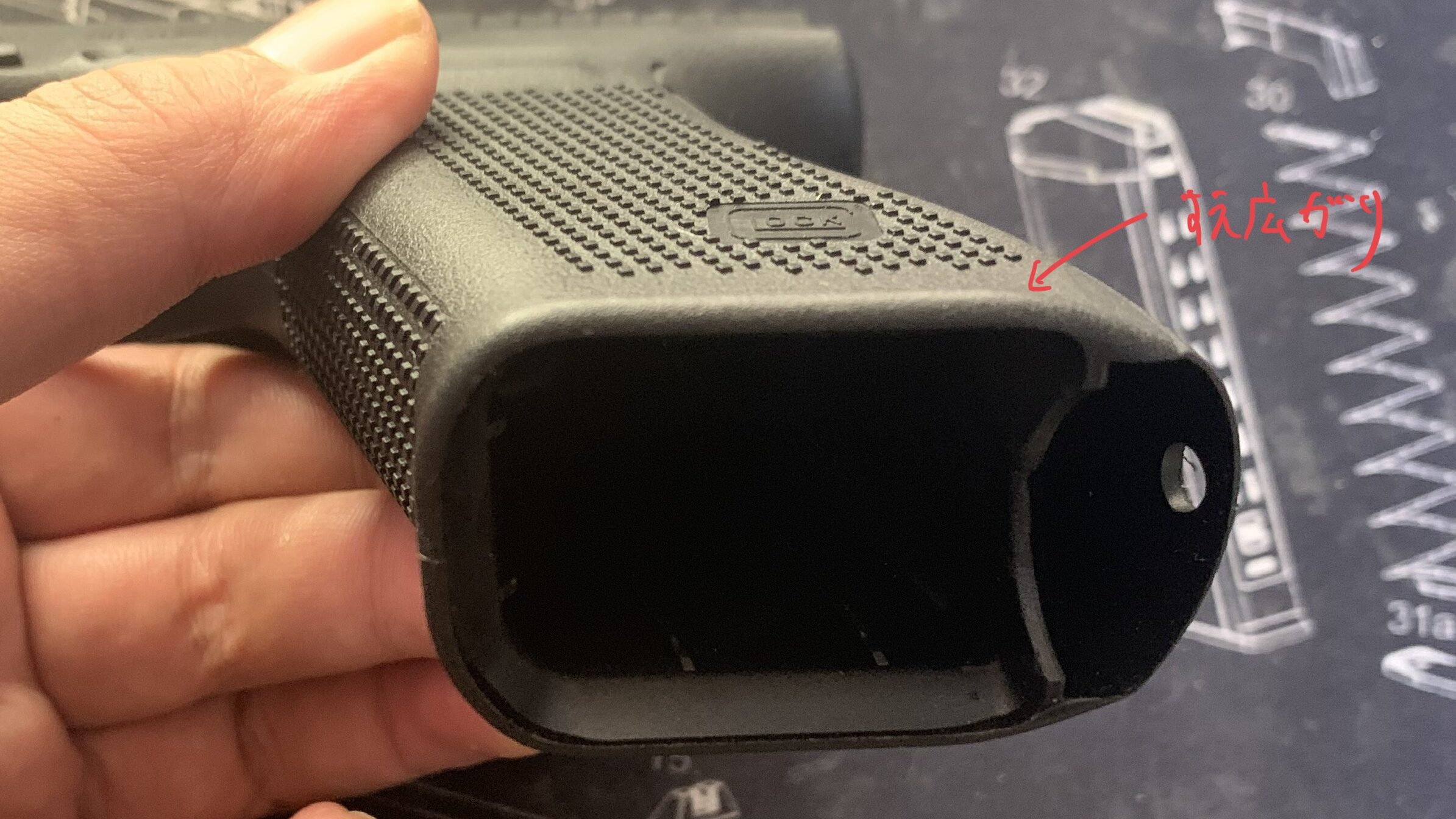 BATON BGー17(グロック17 GEN.5) CO2GBB マガジン挿入口