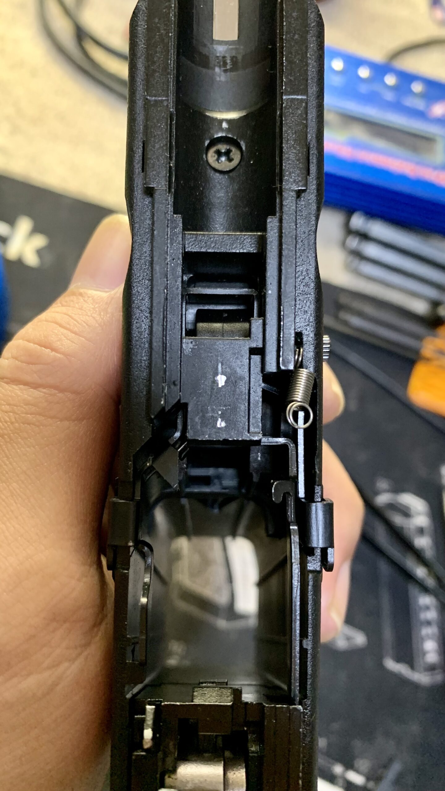 BATON BGー17(グロック17 GEN.5） CO2GBB トリガースプリングを外した状態