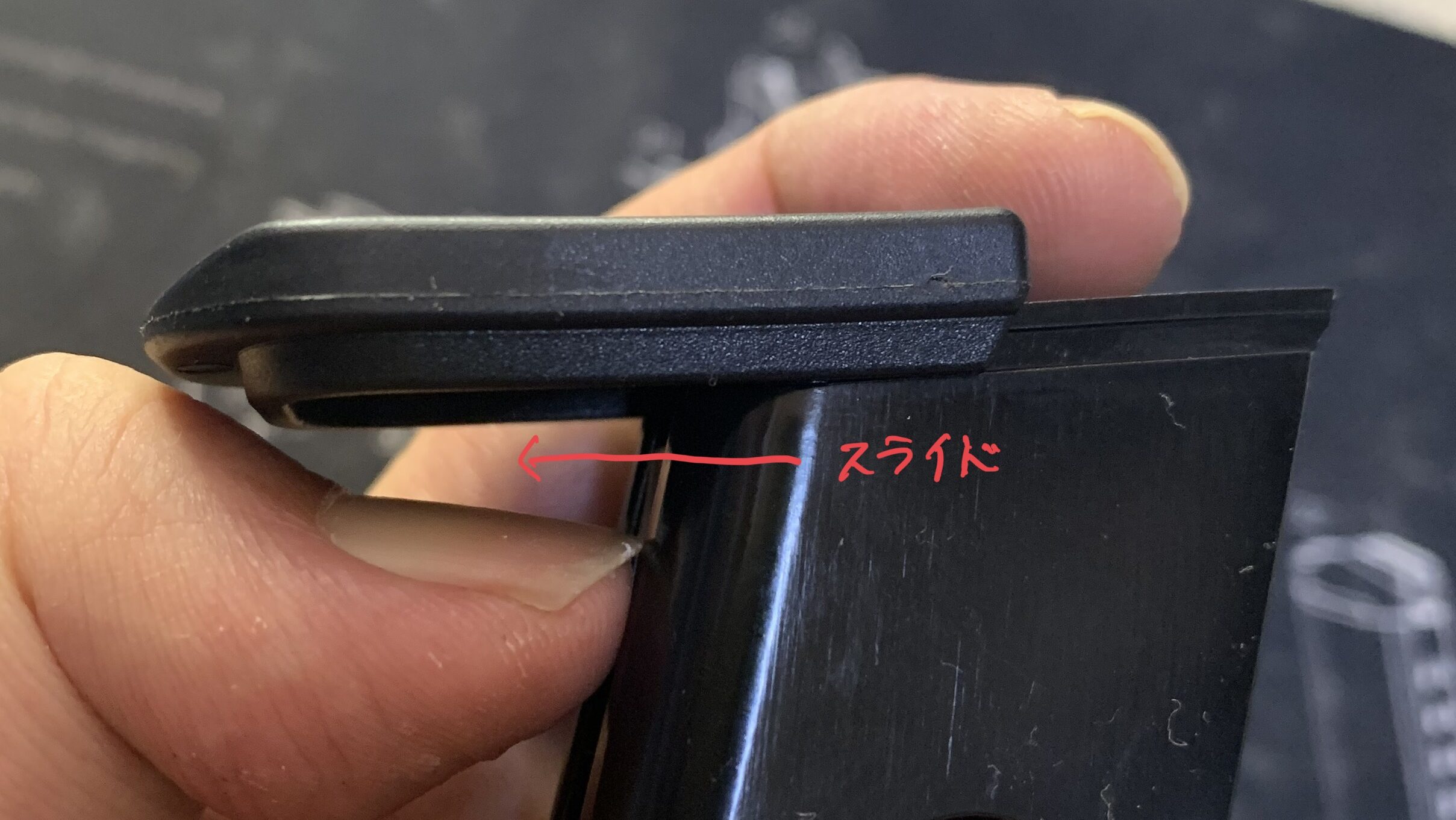 BATON BGー17(グロック17 GEN.5) CO2GBB マガジンボトムプレートをスライドさせる