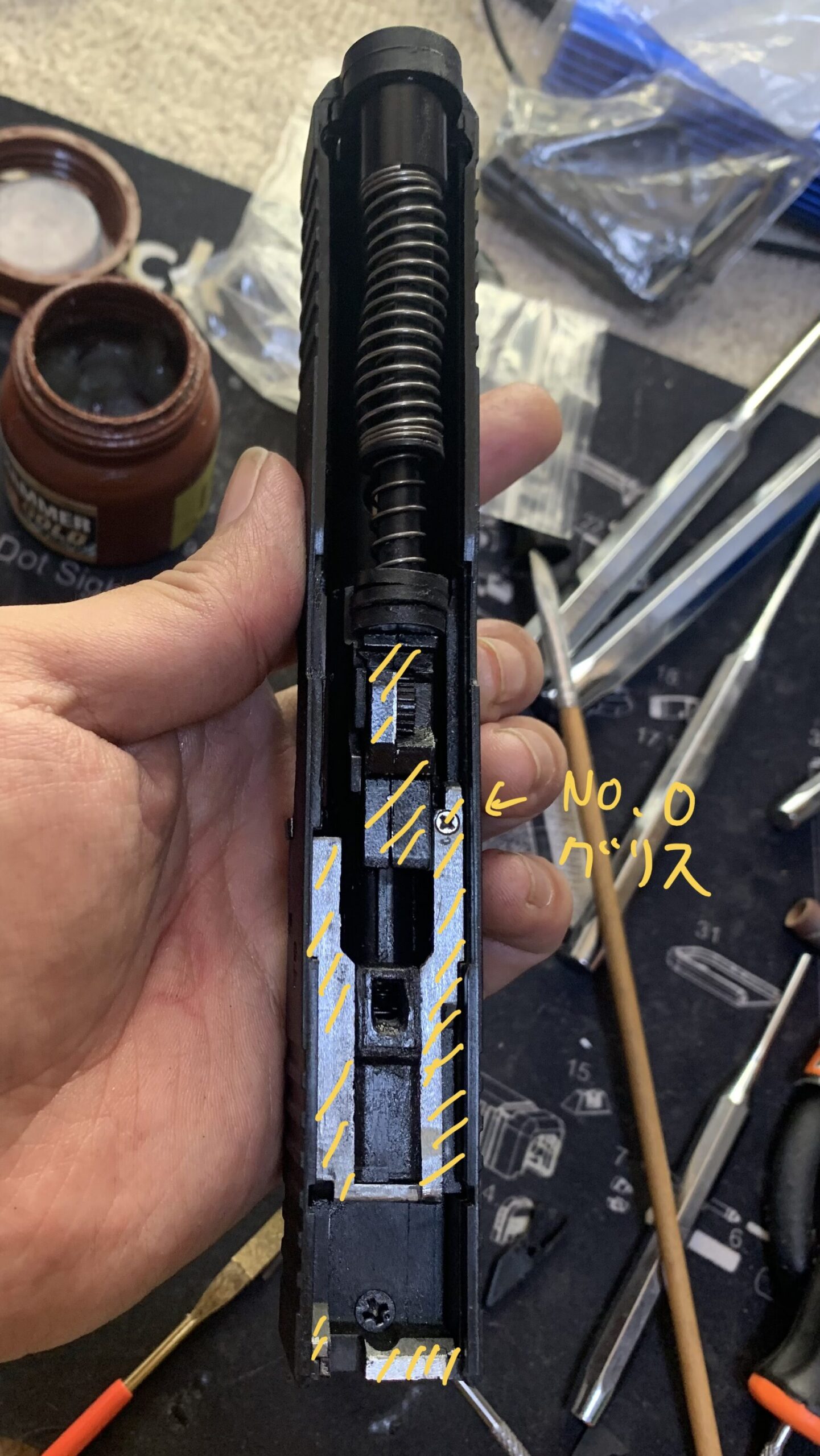 BATON BGー17(グロック17 GEN.5） CO2GBB スライドアッシーへのグリス塗布