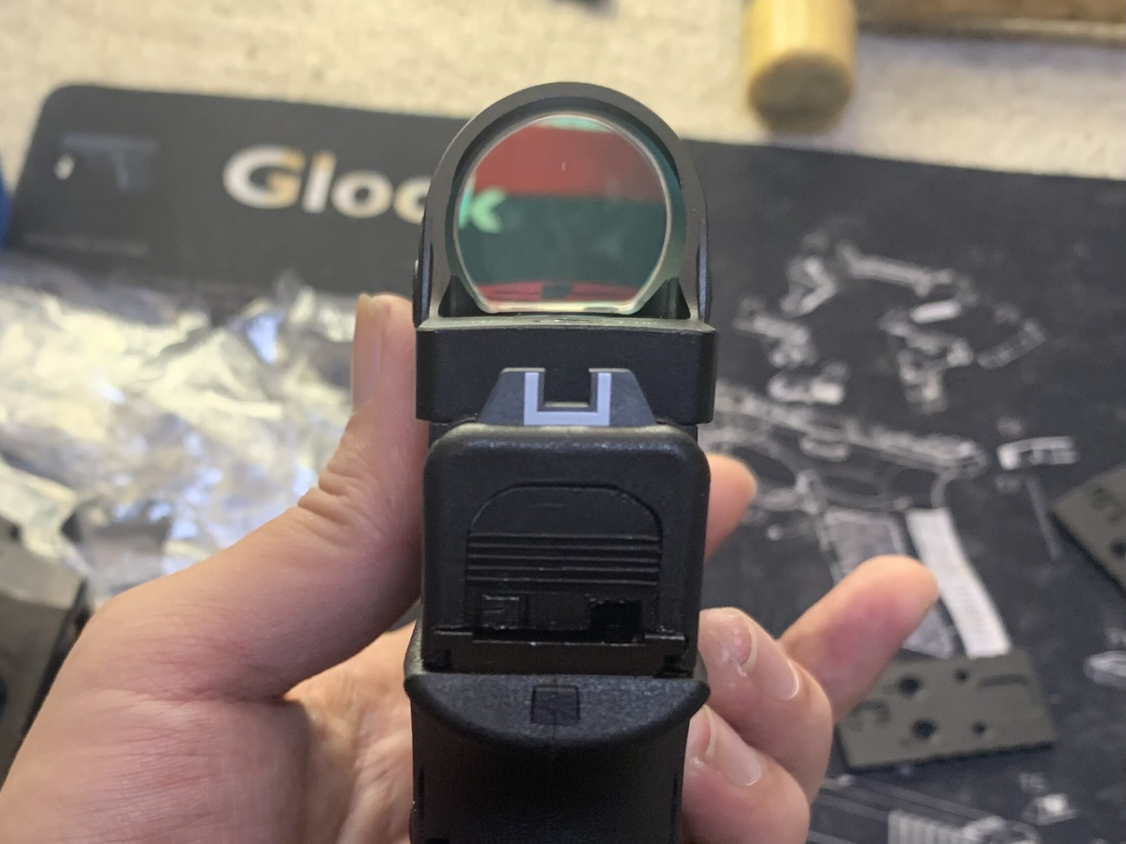 BATON BGー17(グロック17 GEN.5) CO2GBB レプリカ トリジコンを覗く