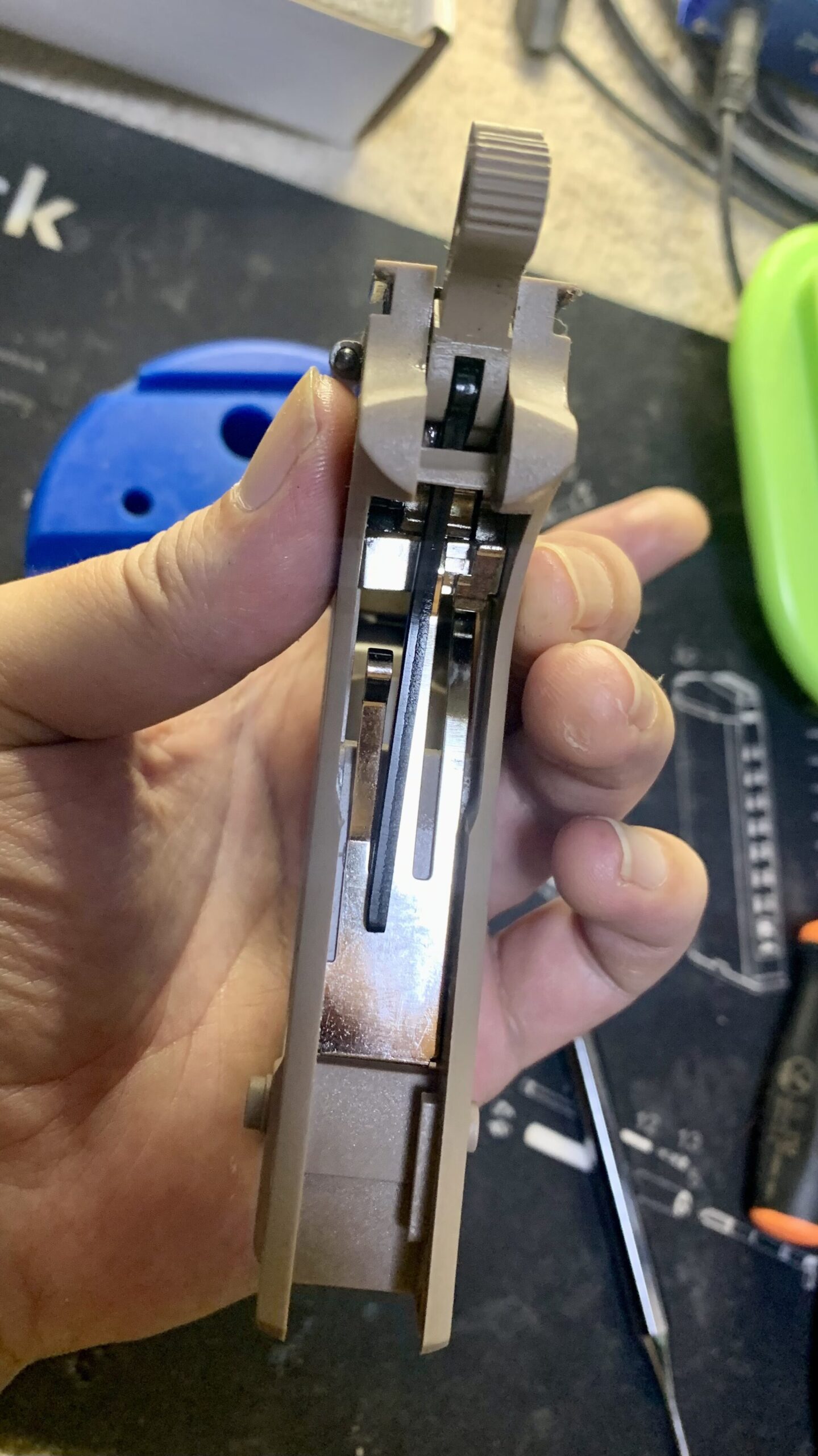 BATON BM-45 CO2GBB グリップバックストラップ部のメカ