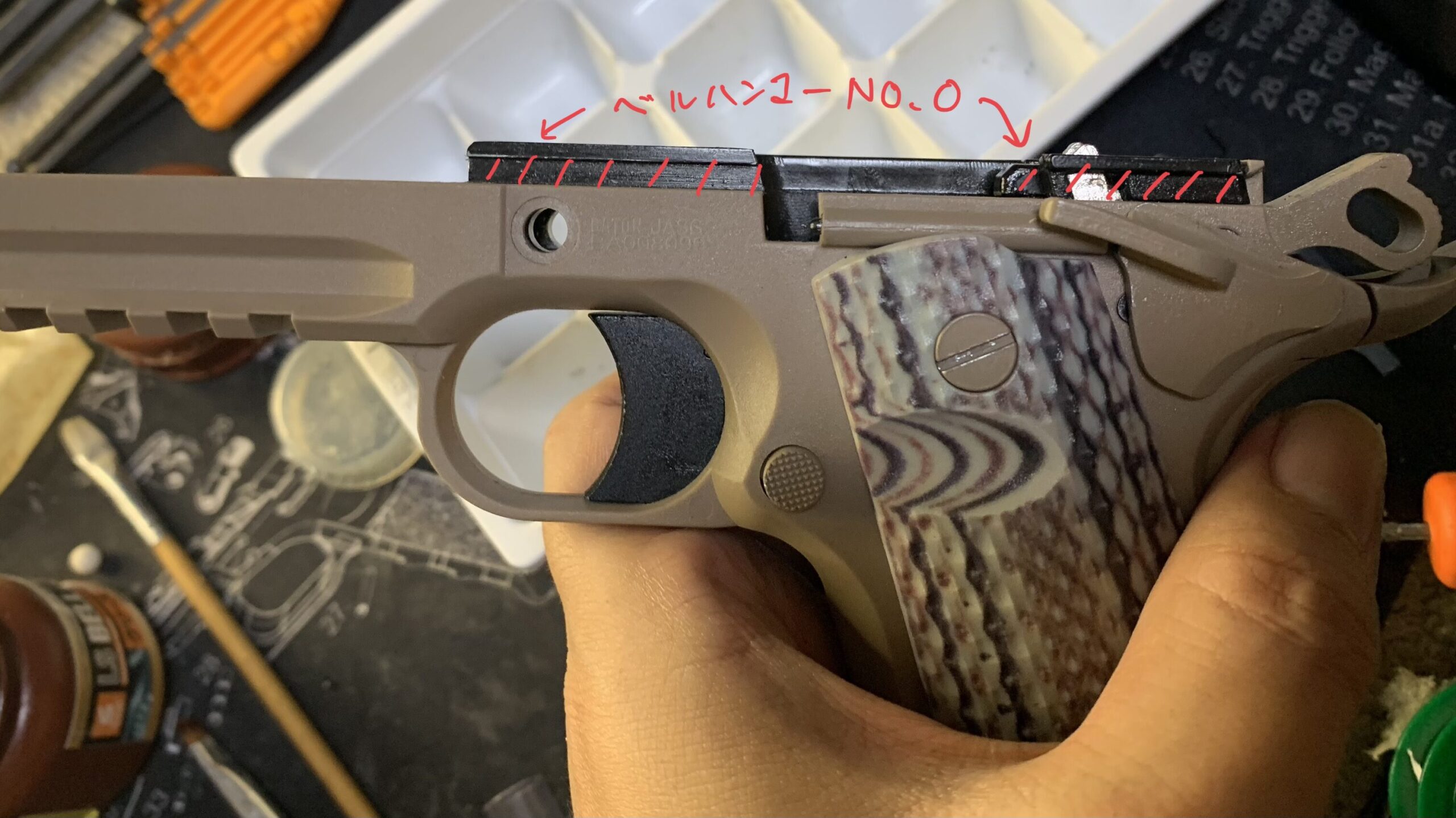 BATON BM-45 CO2GBB フレームのスレイドレールにグリス塗布