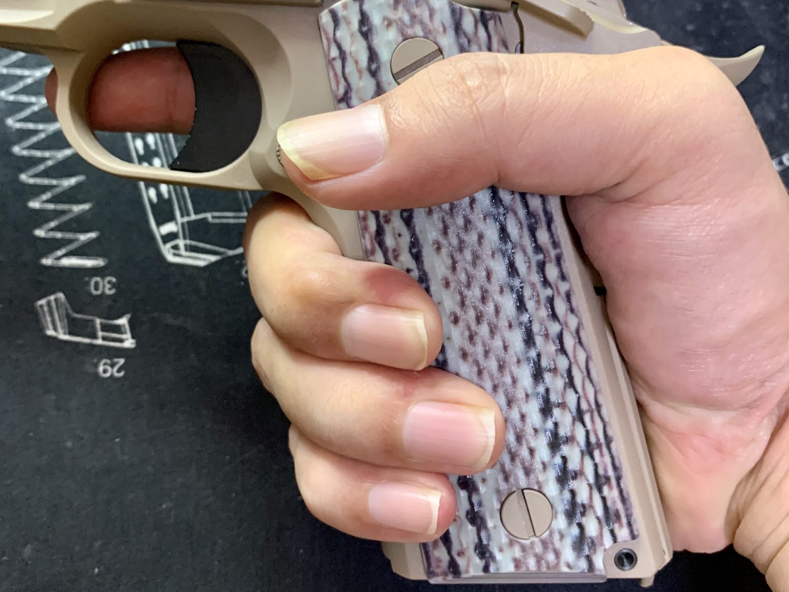 BATON BM-45 CO2GBB グリップを握る