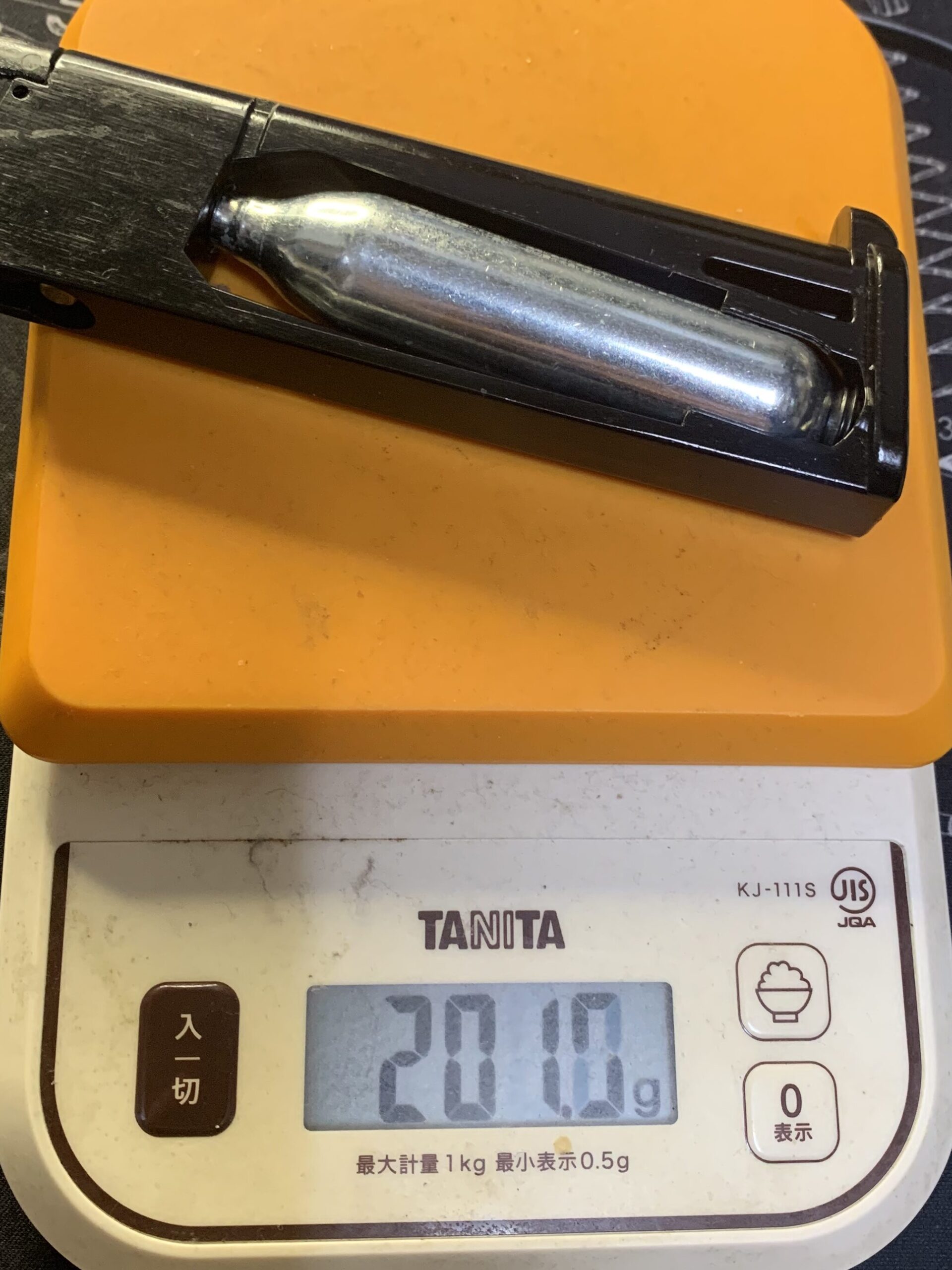 BATON BM-45 CO2GBB ボンベ満タンのマガジン重量