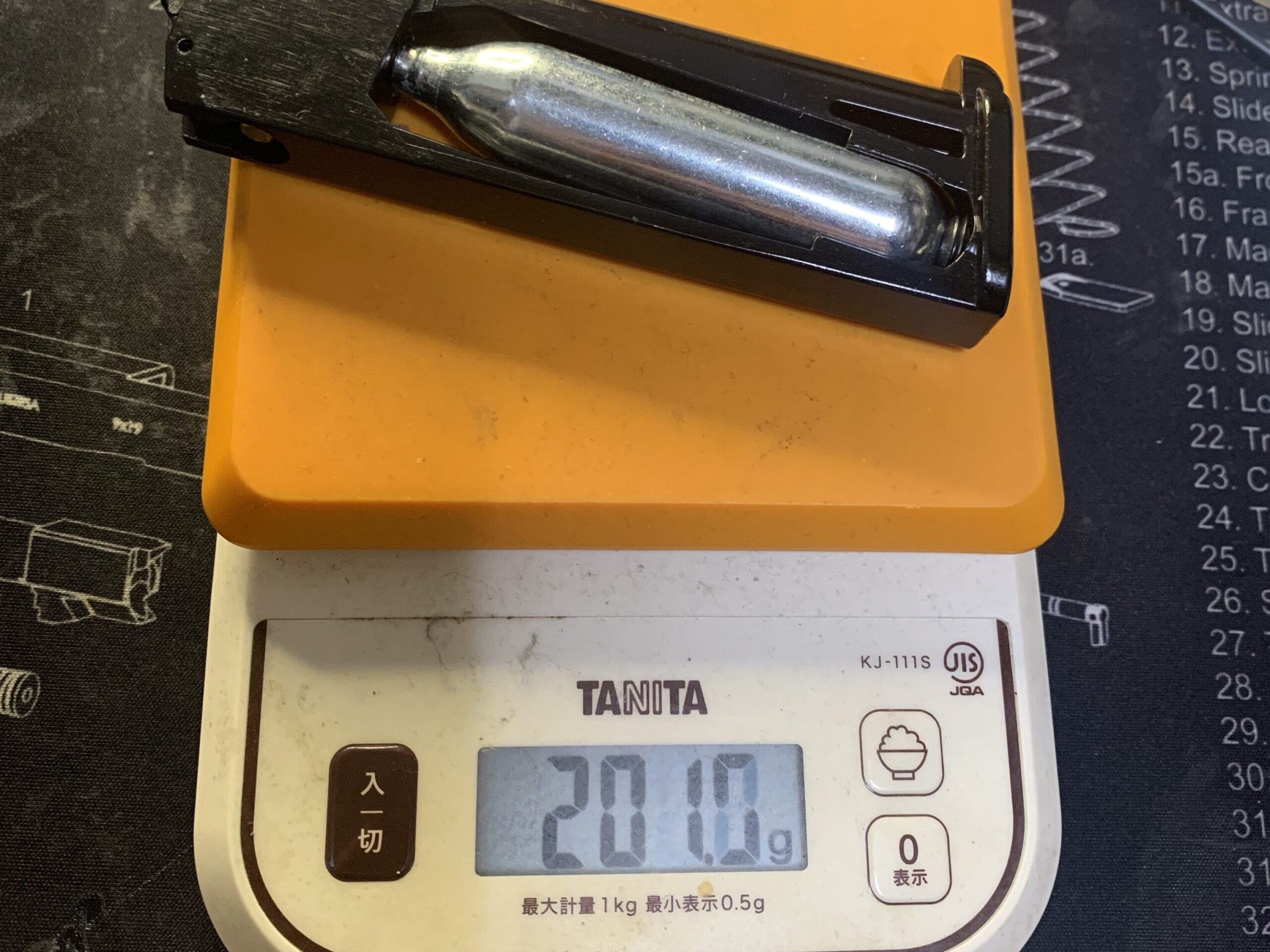 BATON BM-45 CO2GBB ボンベ満タンのマガジン重量