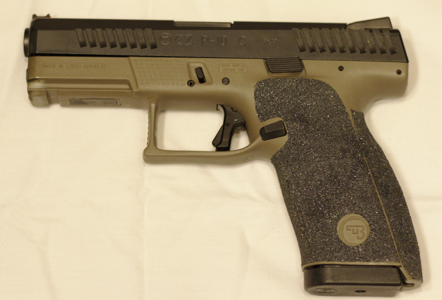 CZ P-10 C, FDE 出典:PopularOutcast、CC BY-SA 4.0