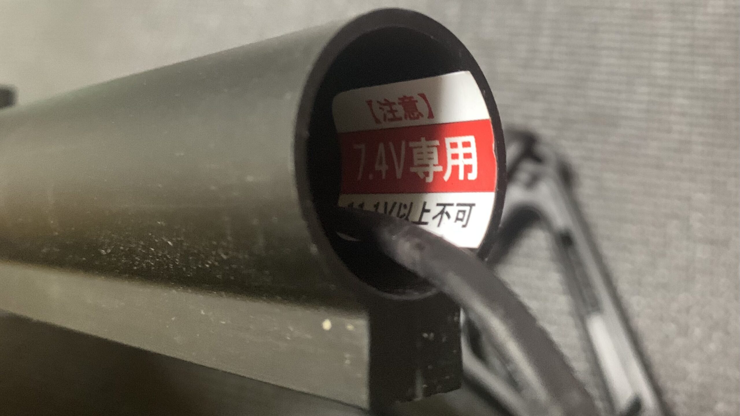 DMT-07 AR-15 combatlighter バッテリー電圧注意書き