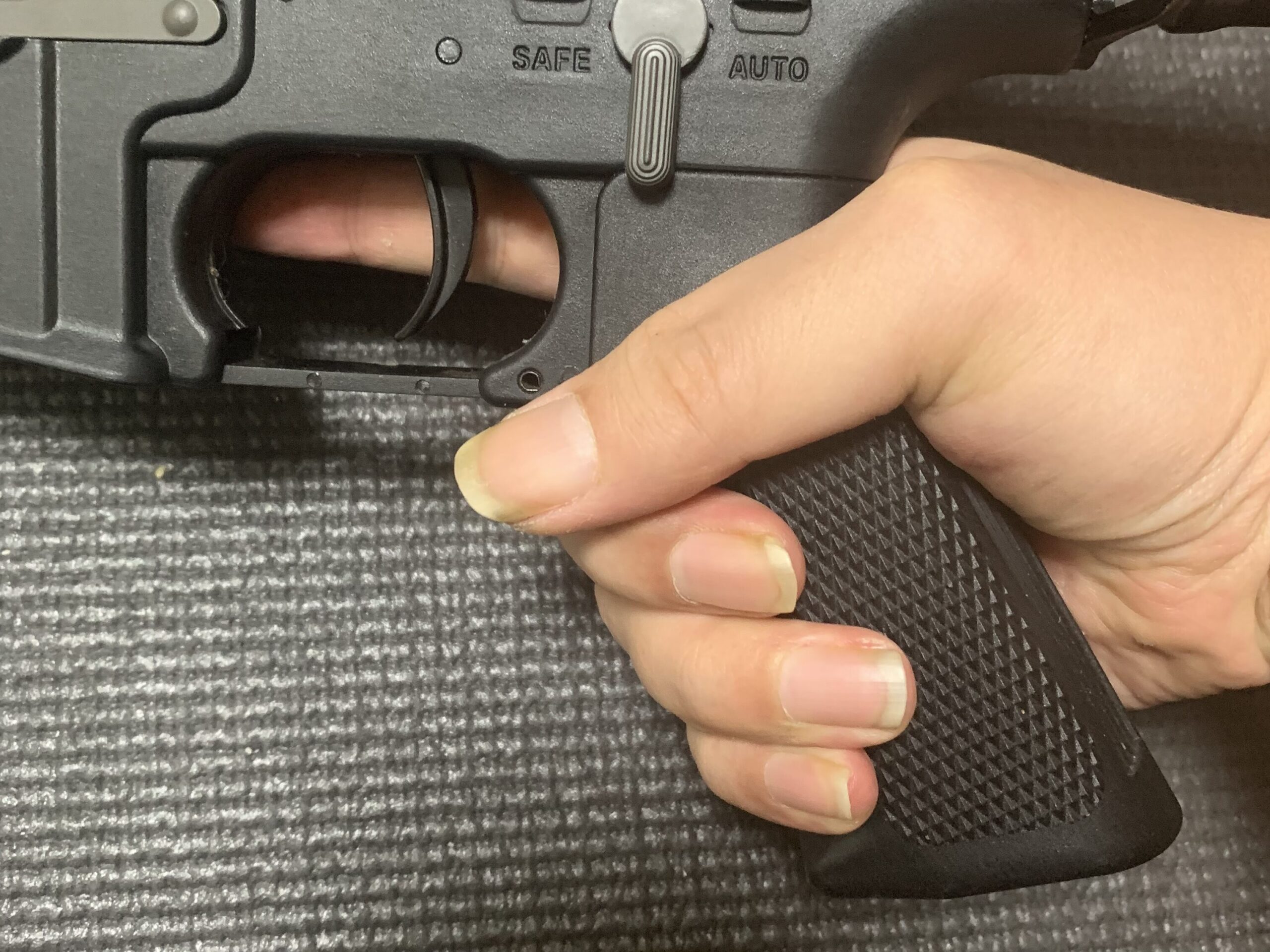 DMT-07 AR-15 combatlighter グリップを握る