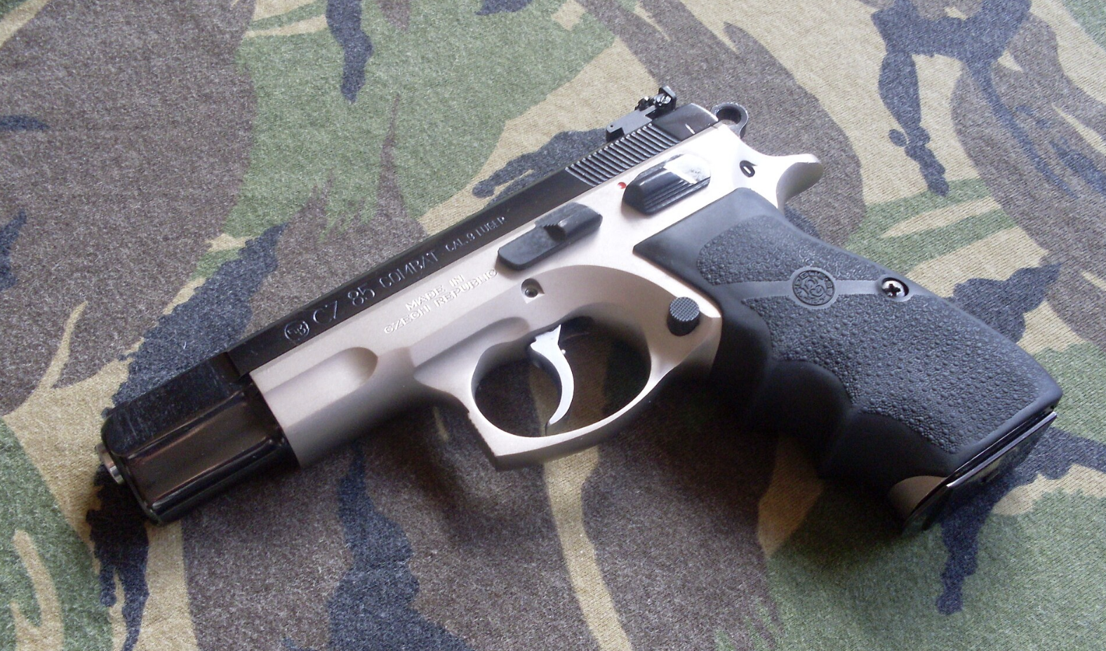 CZ85 コンバット　出典:Zardientjess、CC BY-SA 3.0