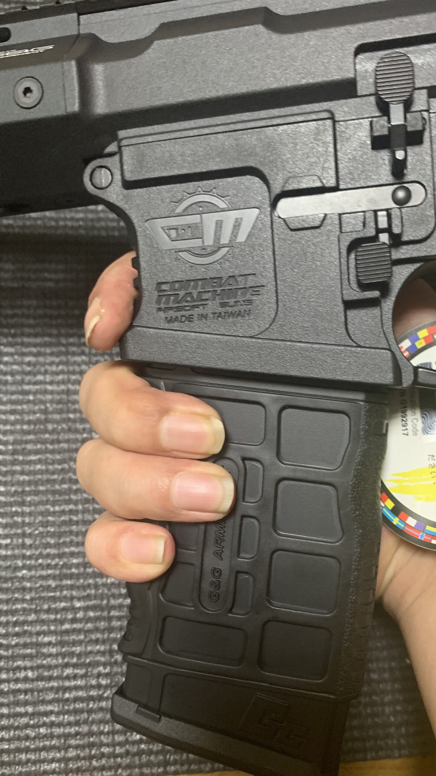 G&G CM16 SRXL ETU マガジンを握る
