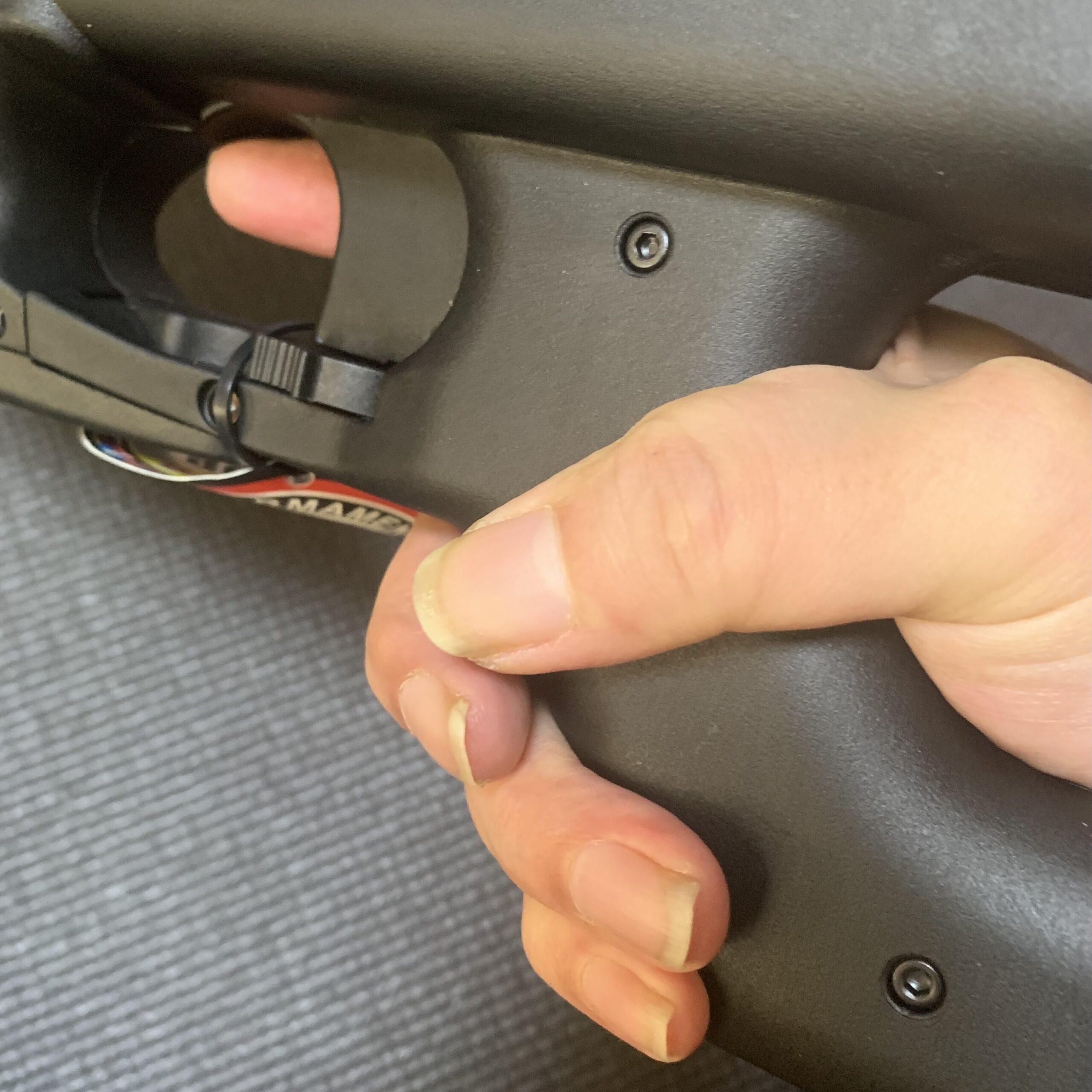  G&G FN F2000 ETU グリップを握る