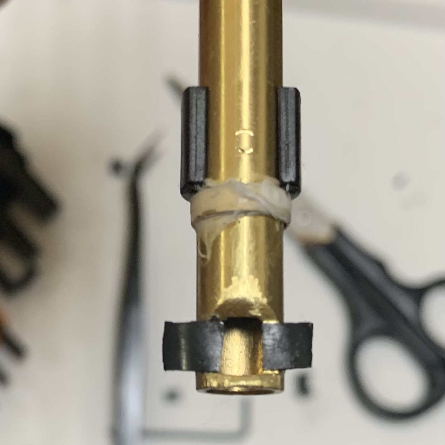 インナーバレルのホップ窓のサイドにシートを貼る