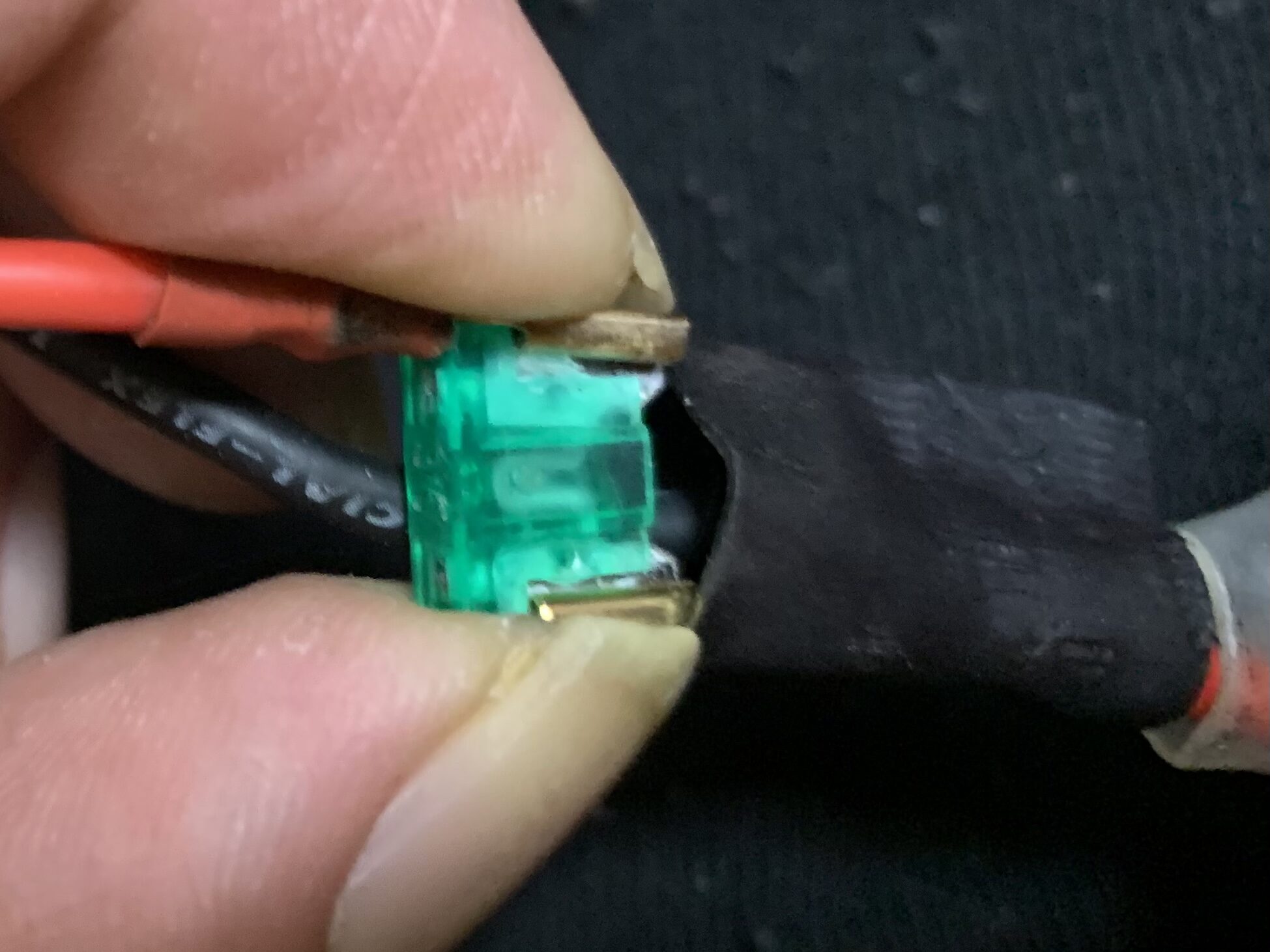 ヒューズに熱収縮チューブを被せる