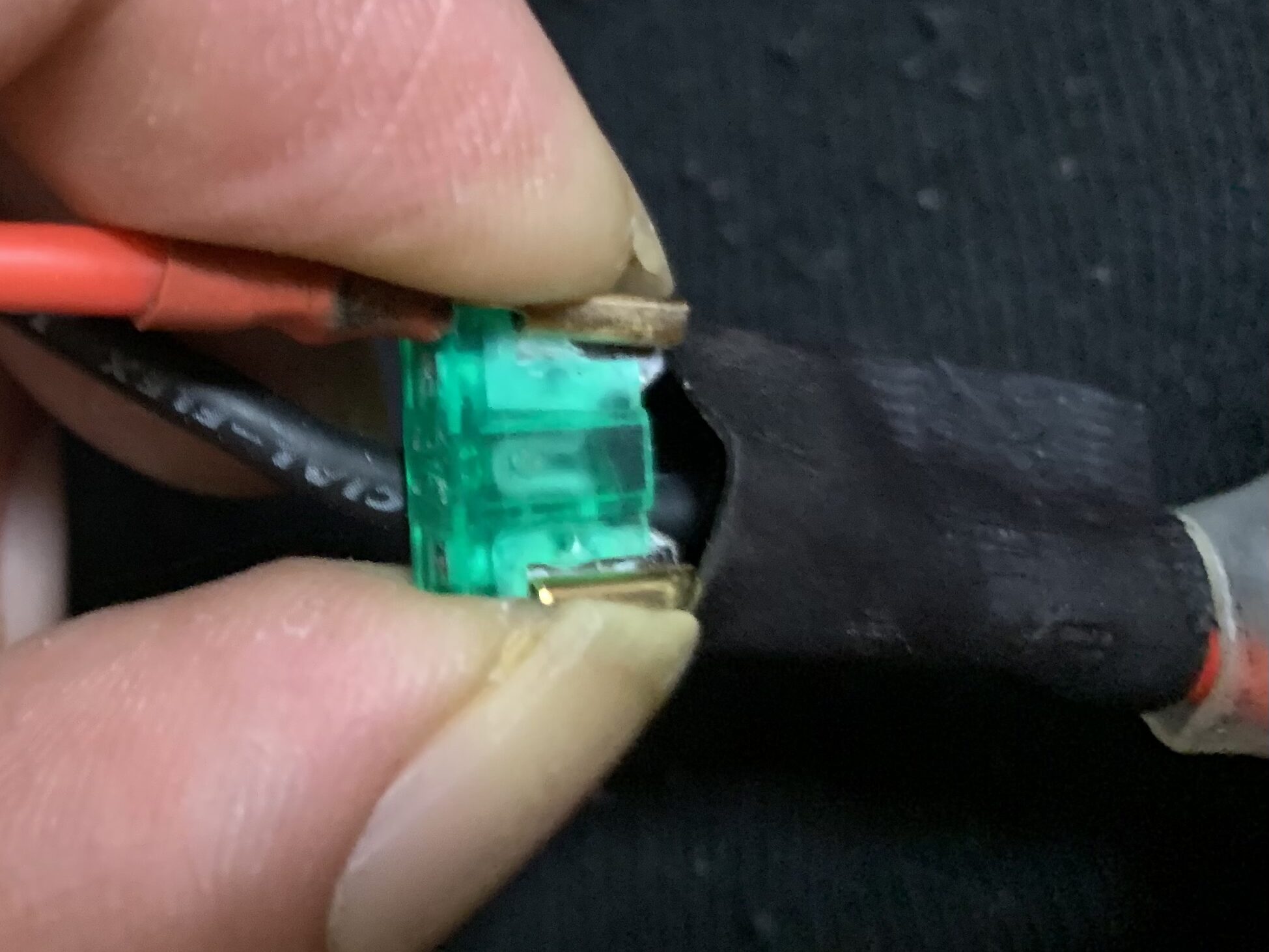 ヒューズに熱収縮チューブを被せる