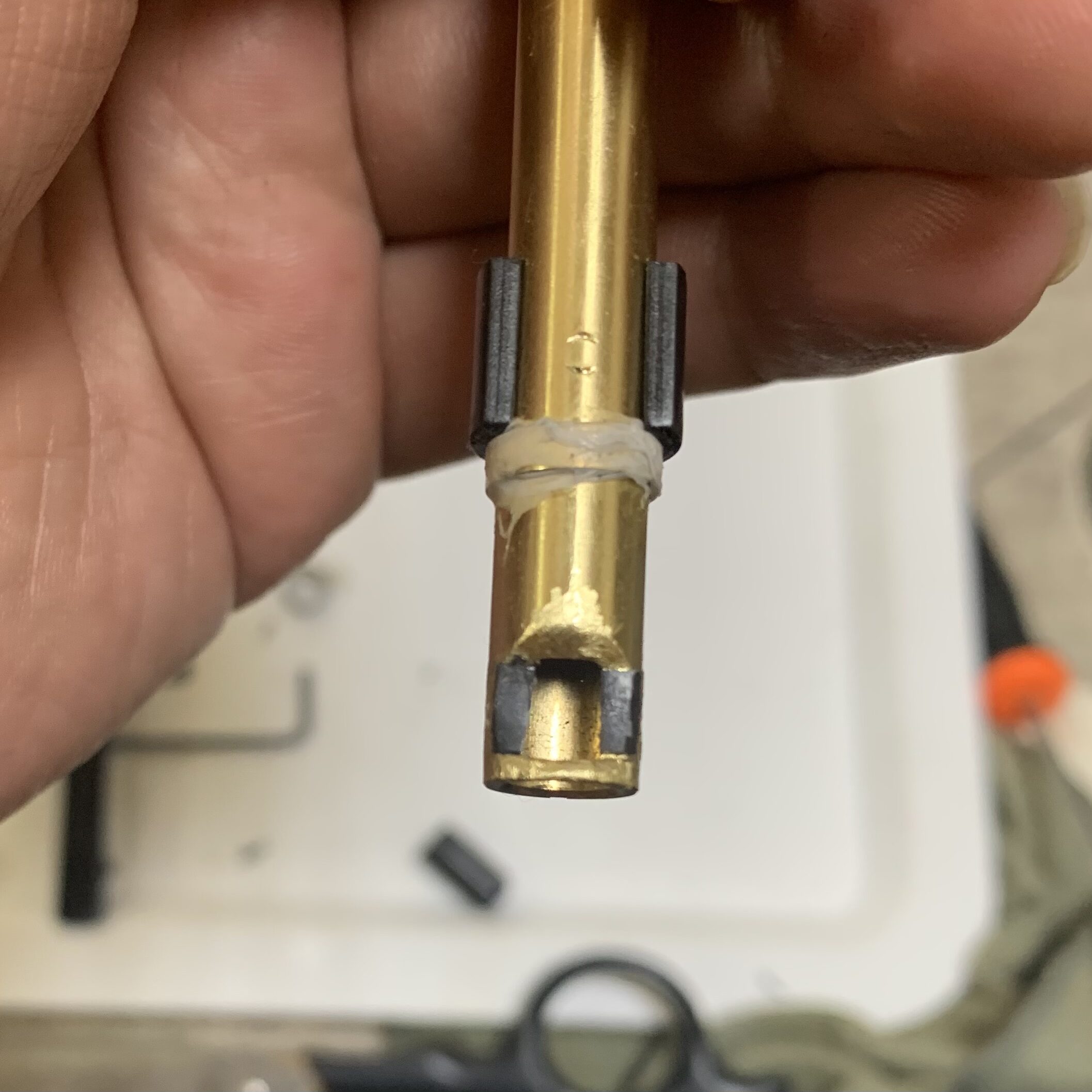 インナーバレルに貼ったシートの余分な部分のカット