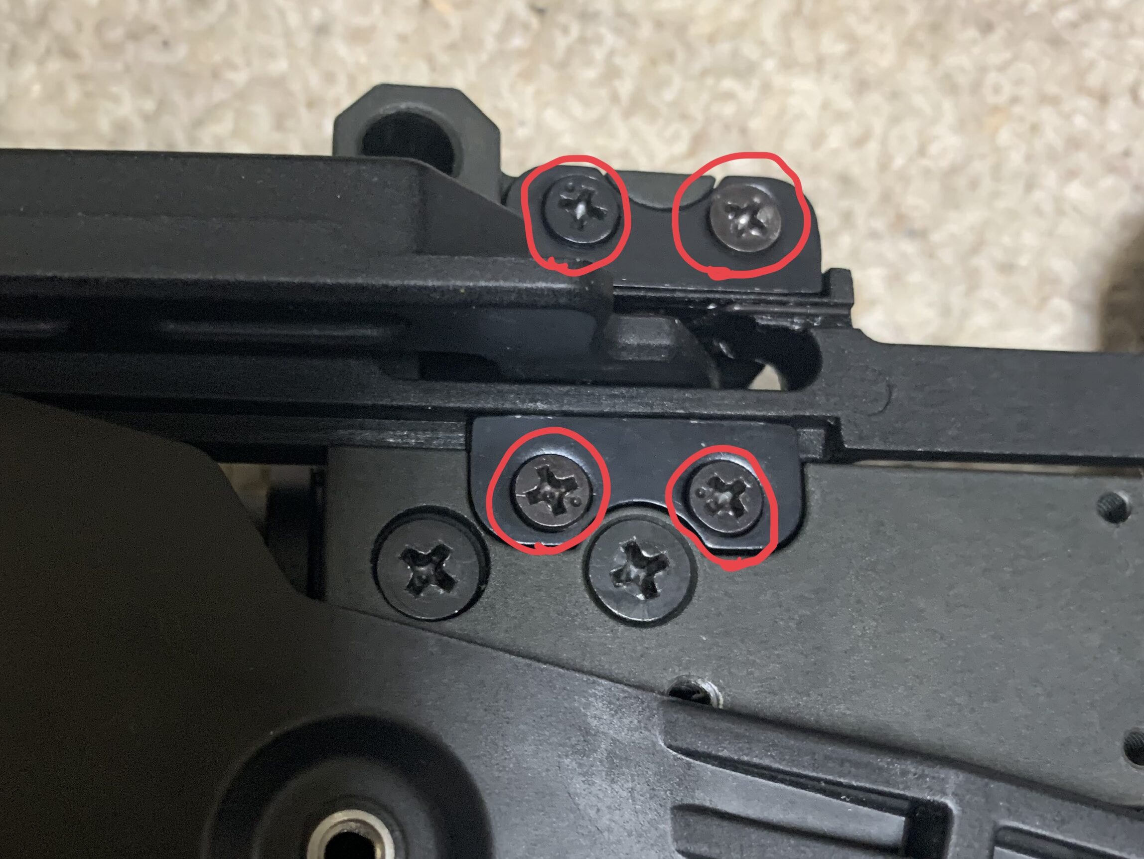 KRYTAC KRISS VECTOR ボルトハンドルプレートの取り外し