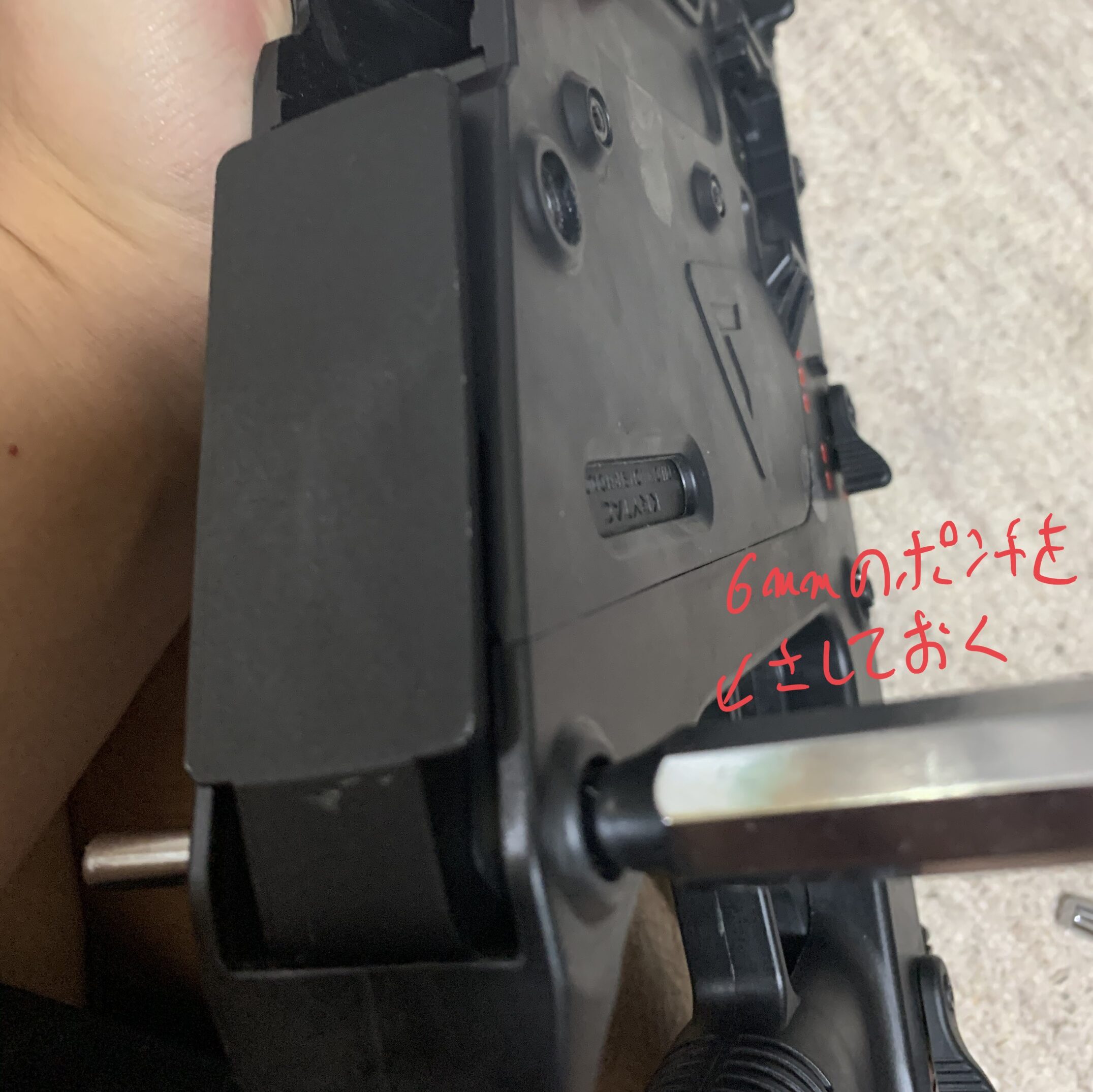 KRYTAC KRISS VECTOR スプリングをピンポンチで抑える