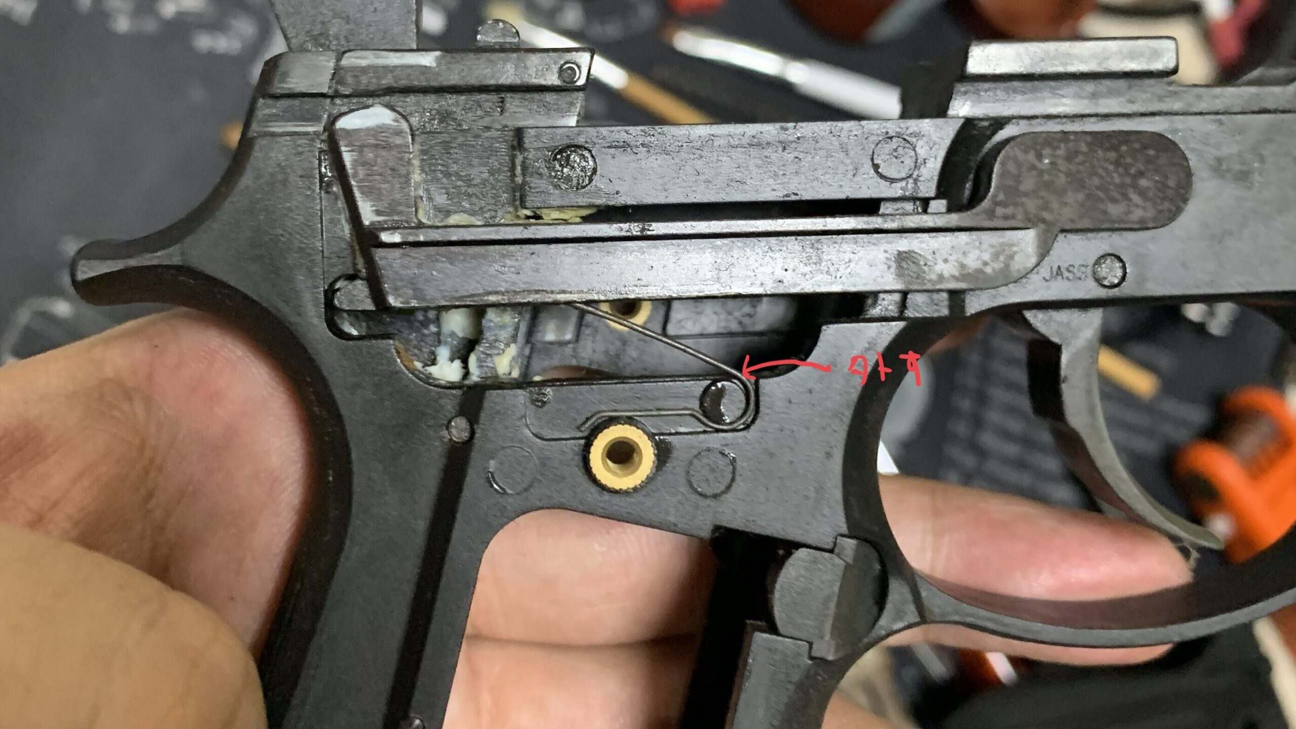 KSC M9 HW system7 グリップパネルを外す