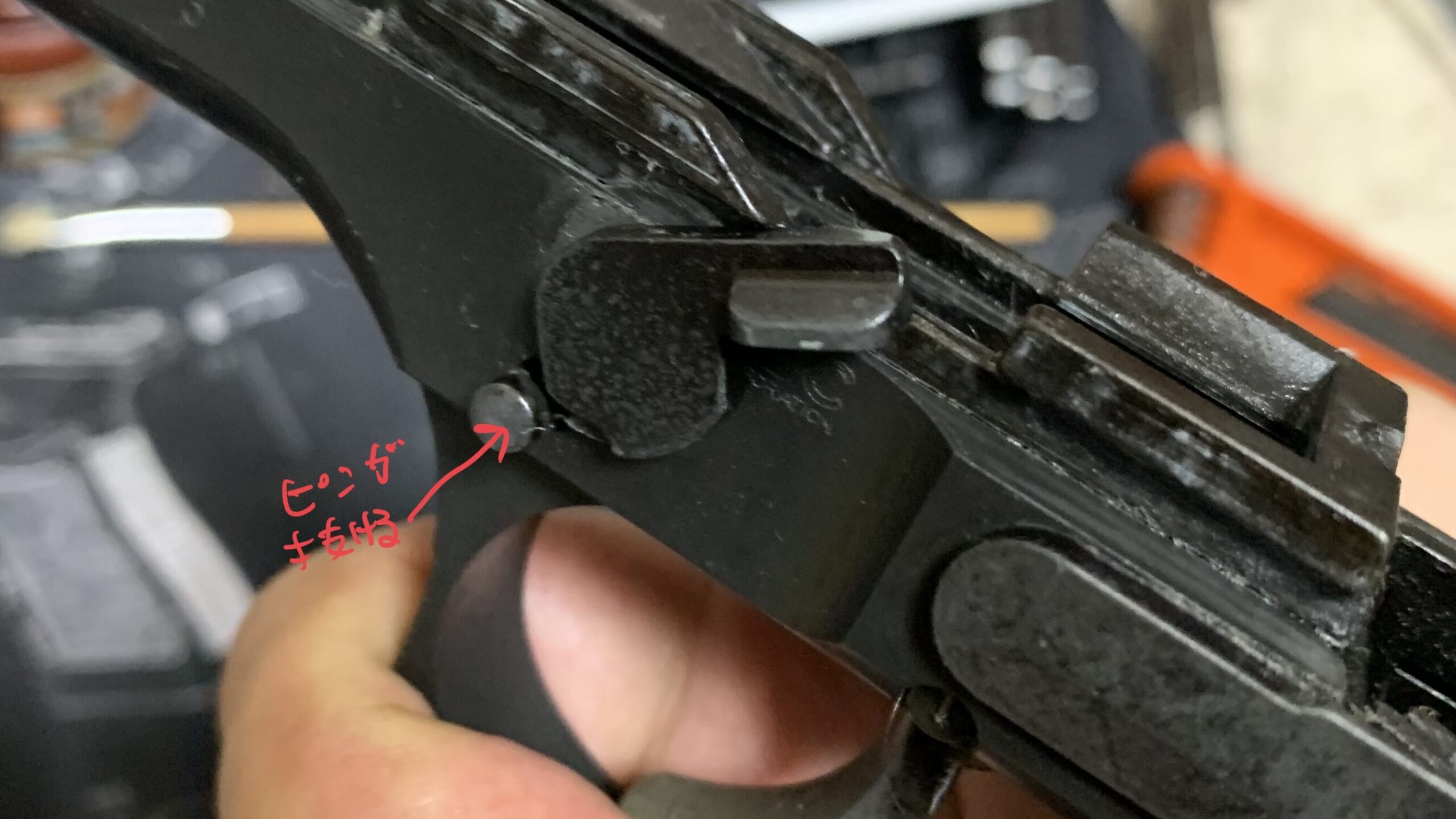 KSC M9 HW system7 テイクダウンピンを抜く