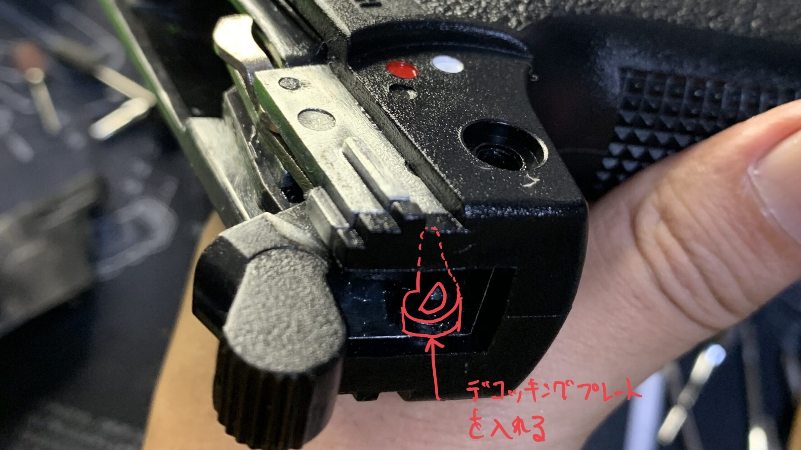 KSC MK23 ソーコムピストル　CO2 ABS デコッキングロックアウトを組む