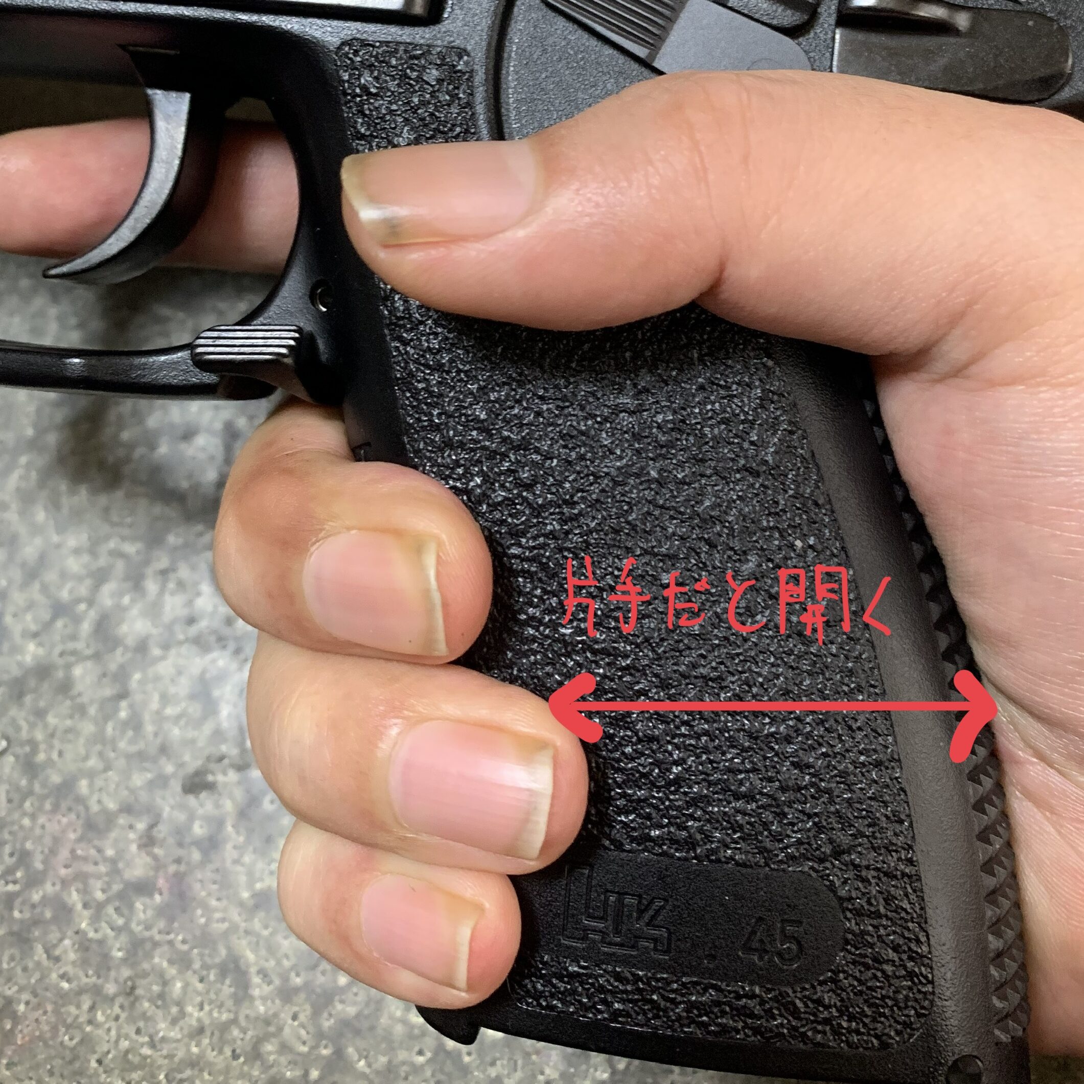 KSC MK23 ソーコムピストル　CO2 ABS グリップを握る