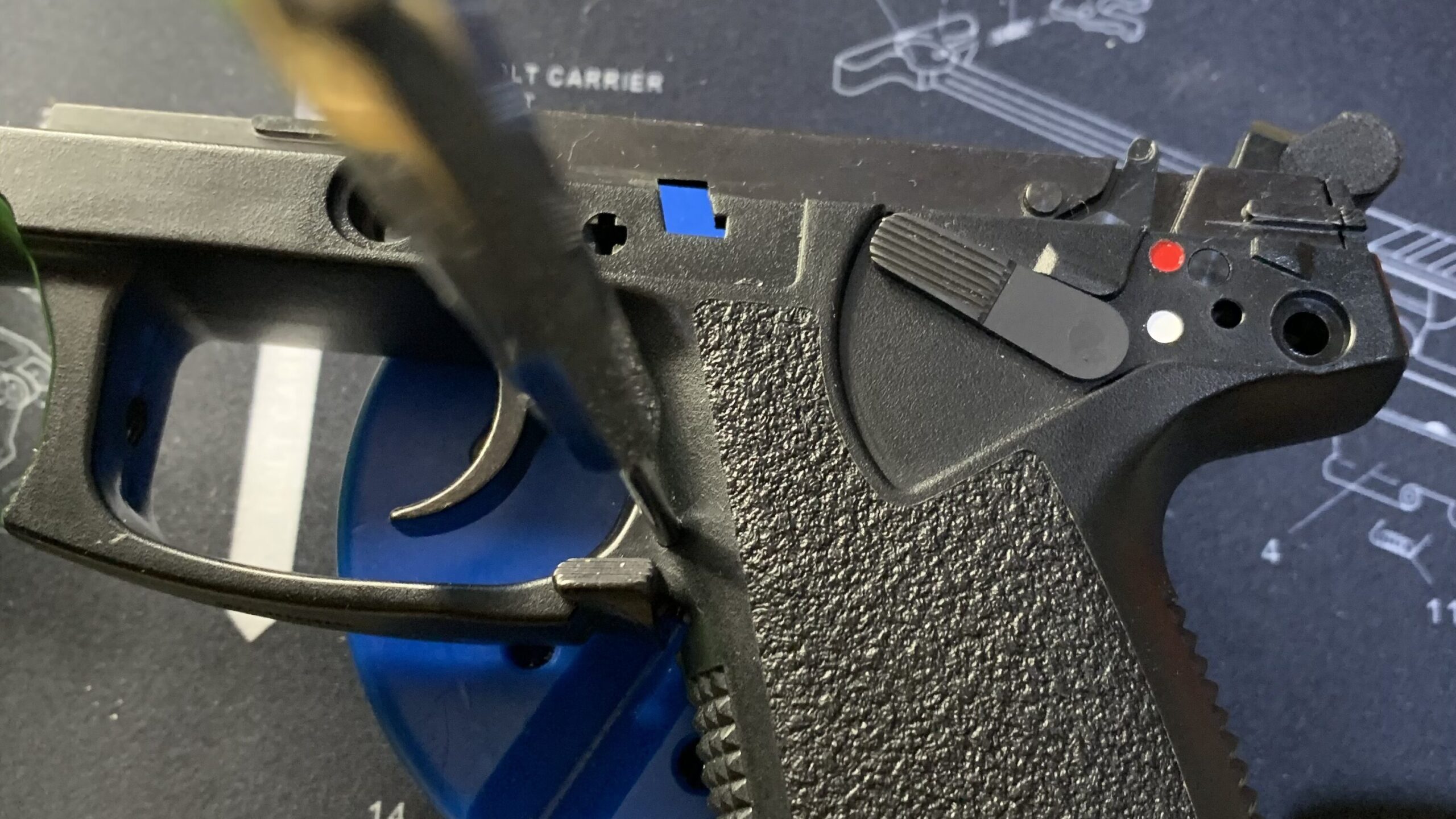 KSC MK23 ソーコムピストル　CO2 ABS マグキャッチ固定ピンを外す