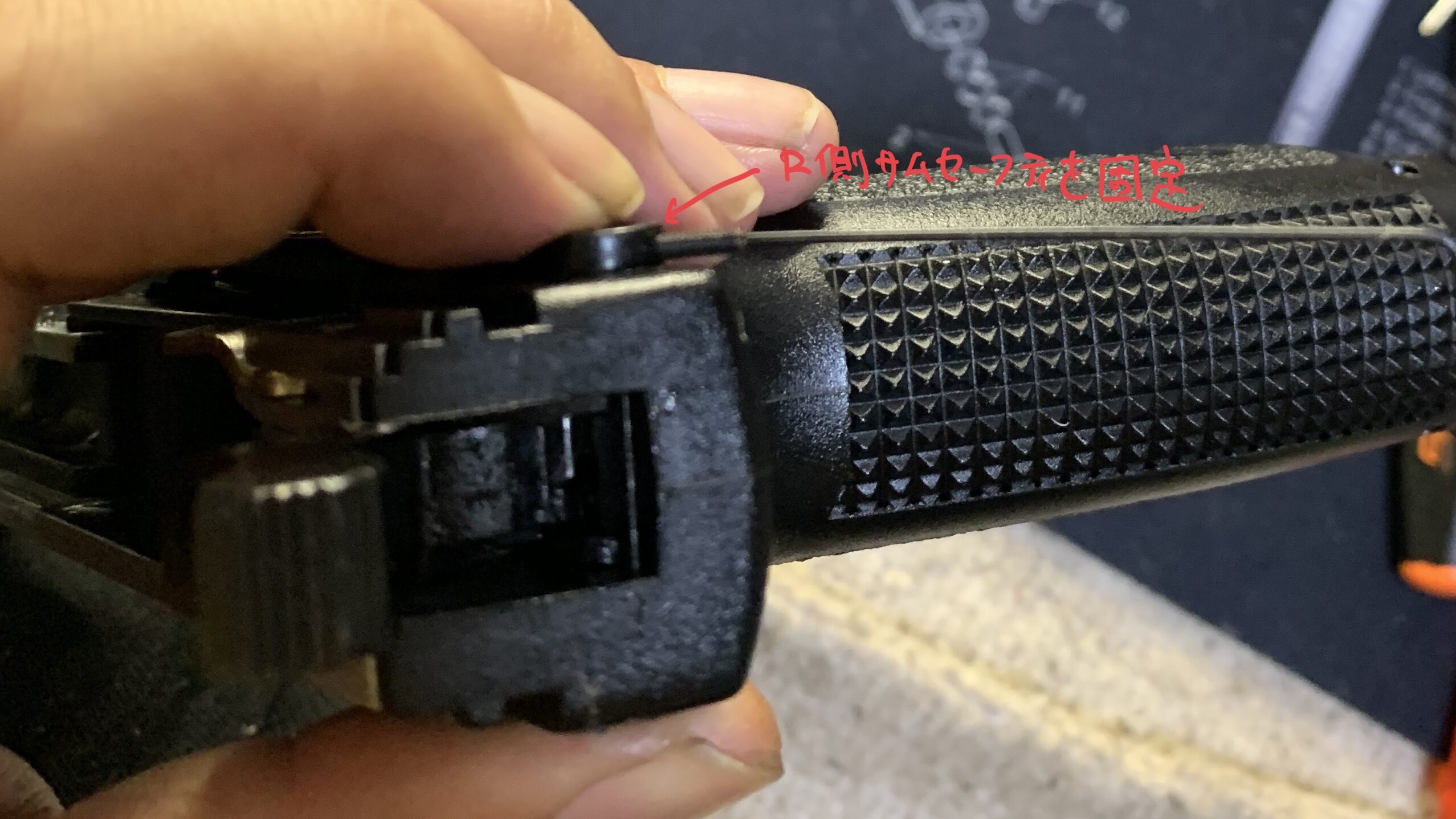 KSC MK23 ソーコムピストル　CO2 ABS サムセーフティの組み立て2